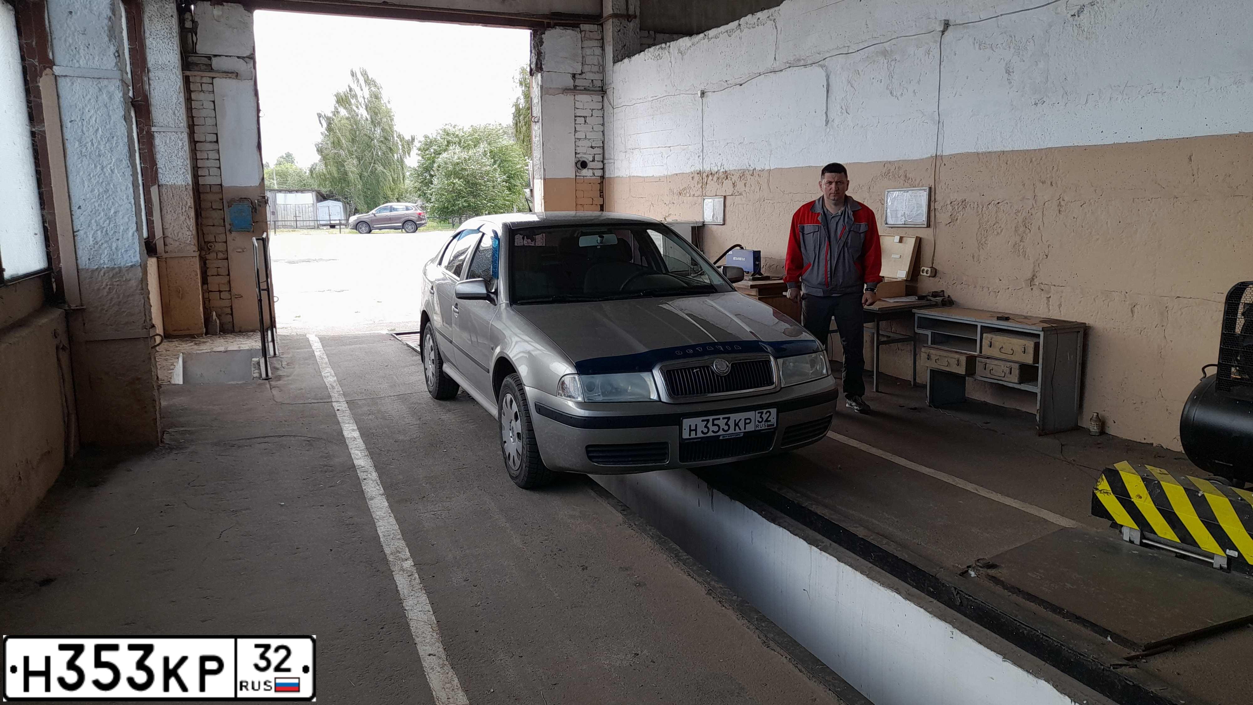 Фото автомобиля SKODA OCTAVIA, 2008 — госномер Н353КР32. Цвет: СЕРЫЙ