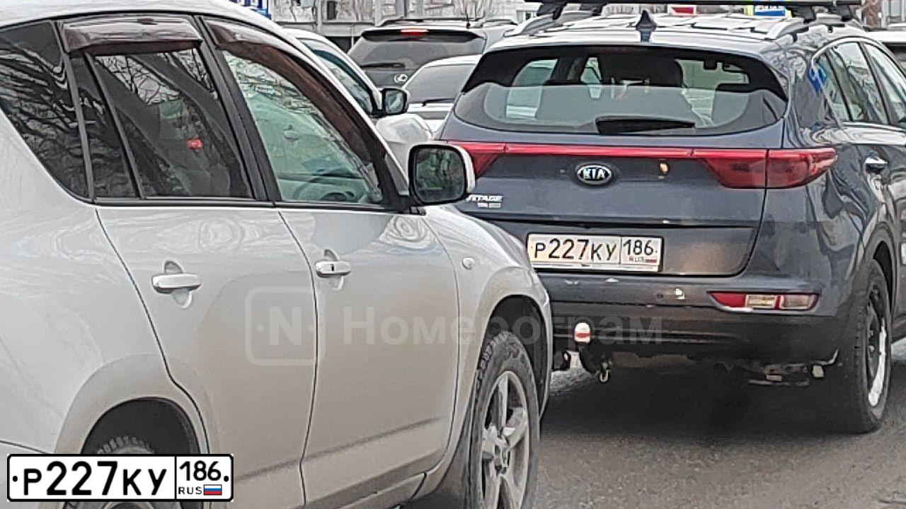 Фото автомобиля KIA SPORTAGE, 2016 — госномер Р227КУ186. Цвет: синий