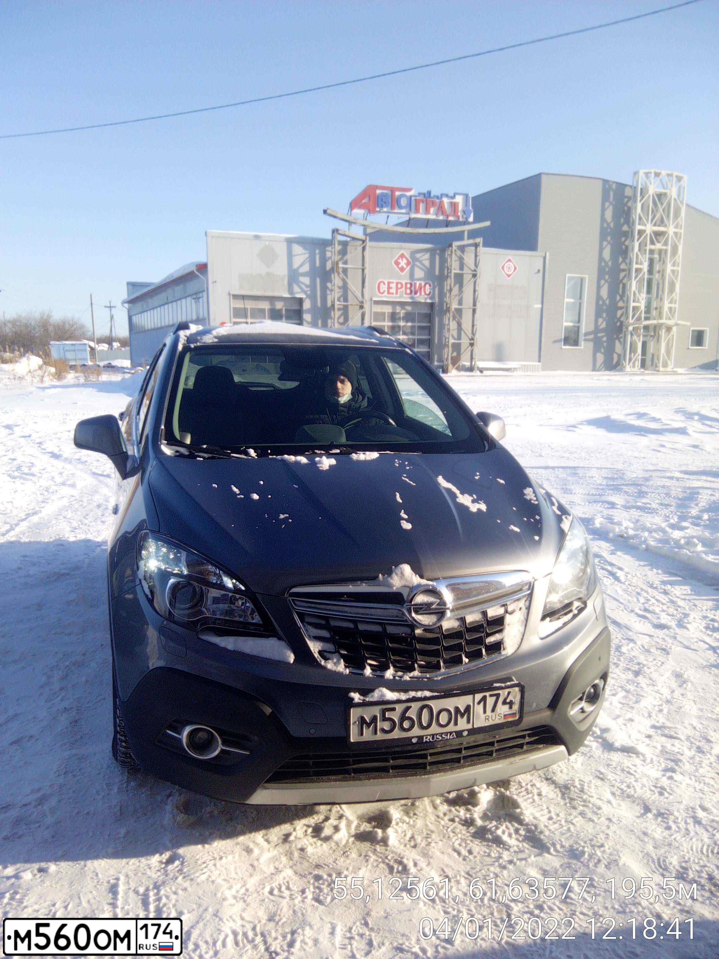 Фото автомобиля OPEL MOKKA, 2014 — госномер Е455АХ774. Цвет: СЕРЫЙ