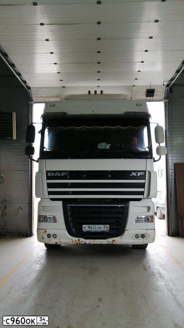 Фото автомобиля DAF XF 105 FT /4X2/, 2012 — госномер С960ОК34. Цвет: БЕЛЫЙ