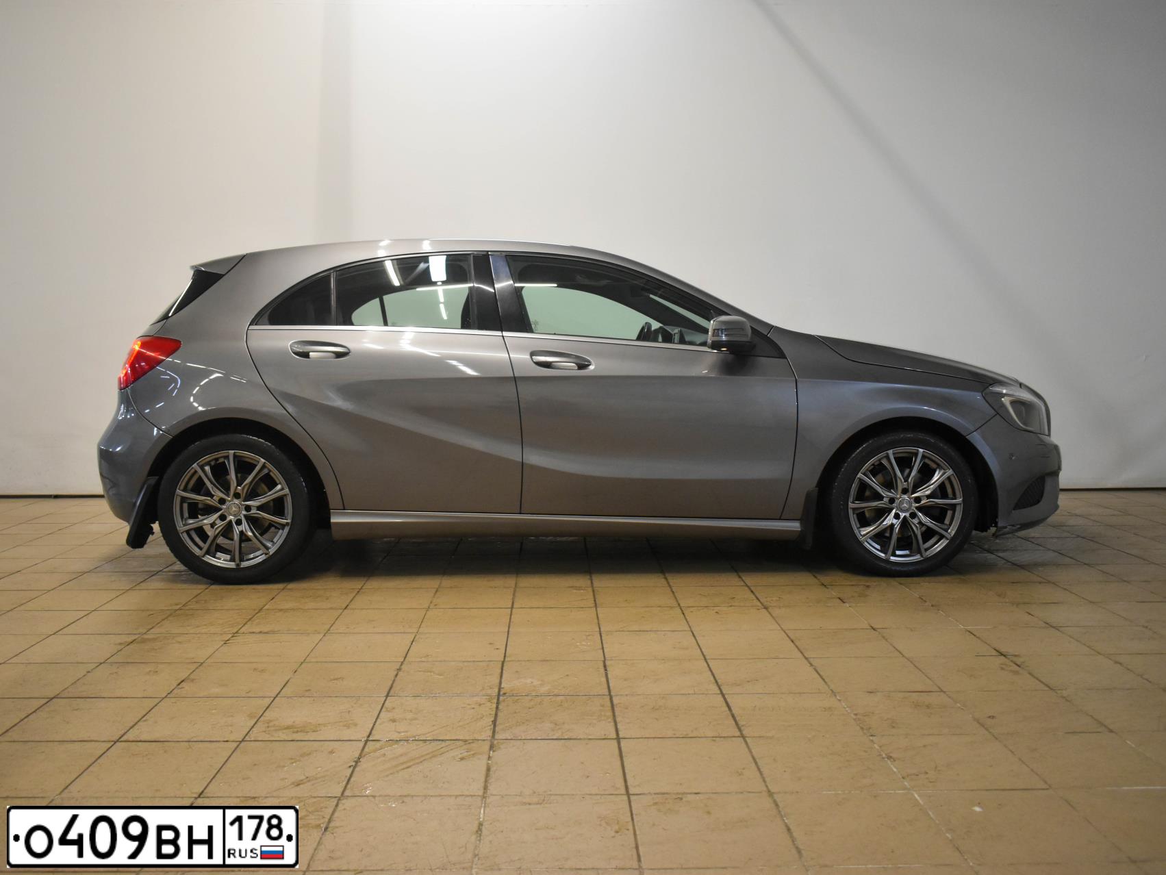 Фото автомобиля MERCEDES A-KLASSE, 2013 — госномер С255РН40. Цвет: СЕРЫЙ