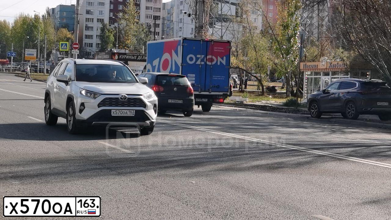 Фото автомобиля TOYOTA RAV4, 2016 — госномер Е584РС763. Цвет: Белый
