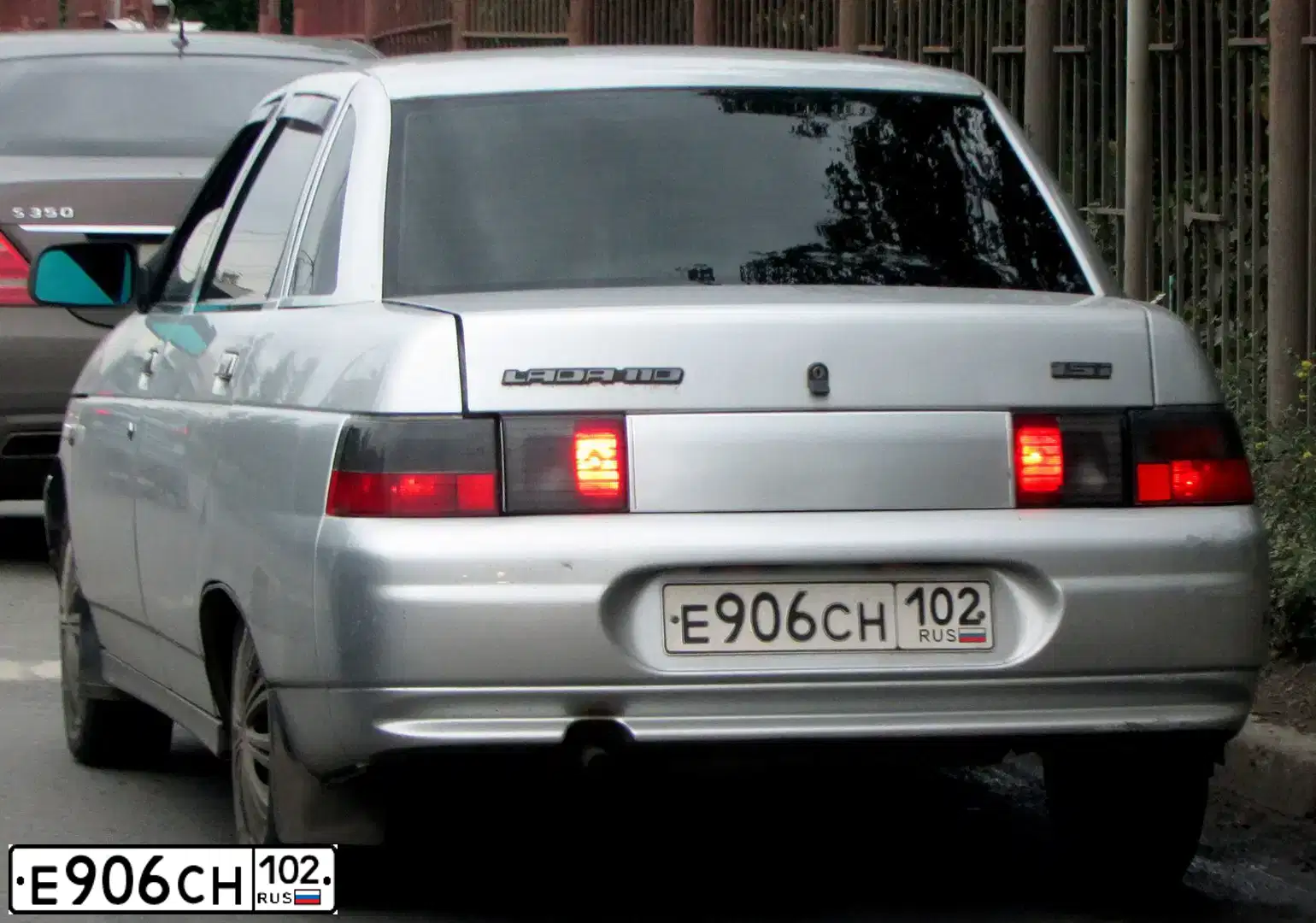 Фото автомобиля LADA 2110, 2003 — госномер Е906СН102. Цвет: СВЕТЛО-СЕРЕБРИСТЫЙ МЕТАЛЛ