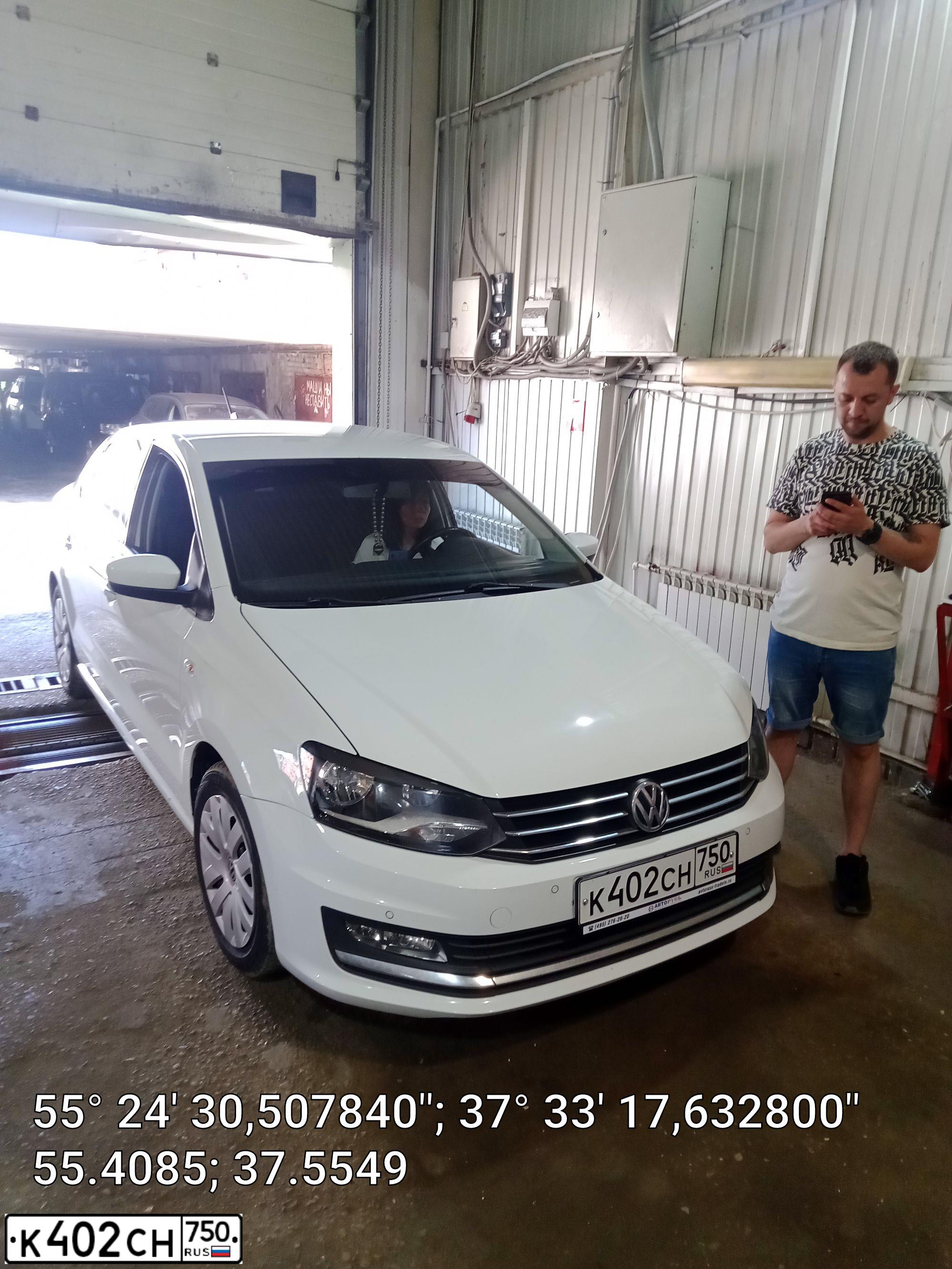 Фото автомобиля VOLKSWAGEN POLO, 2018 — госномер К402СН750. Цвет: Белый