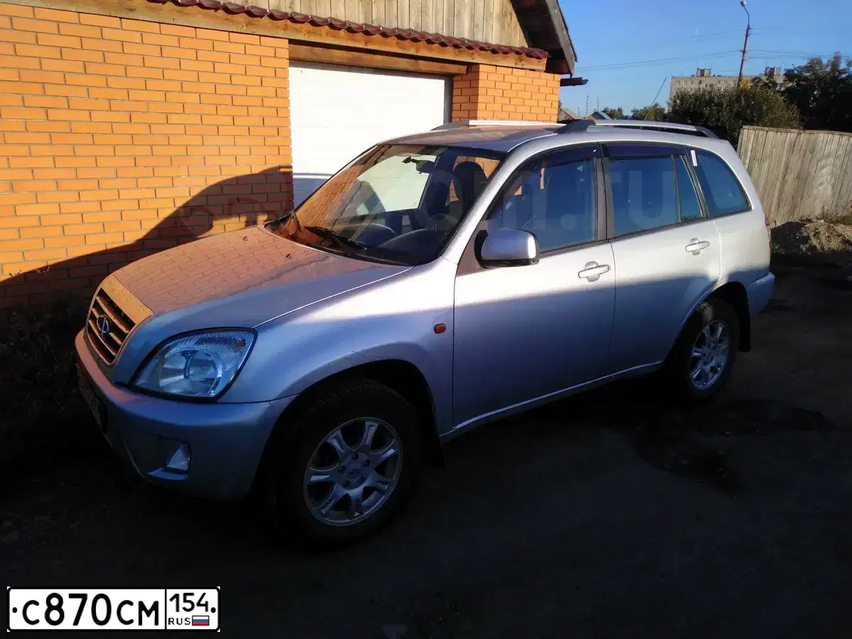 Фото автомобиля CHERY TIGGO, 2012 — госномер С870СМ154. Цвет: серебристый