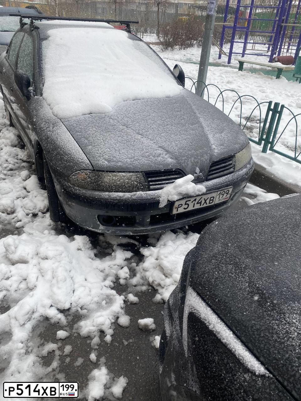 Фото автомобиля MITSUBISHI CARISMA, 2002 — госномер Р514ХВ199. Цвет: СЕРЫЙ