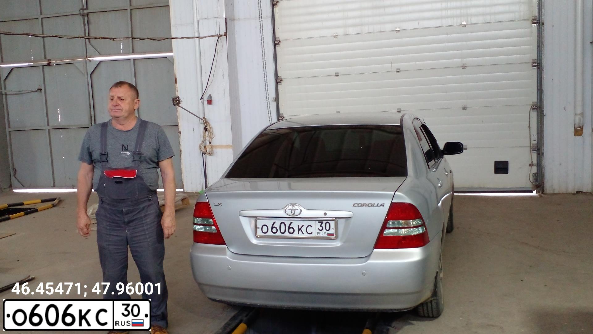 Фото автомобиля TOYOTA COROLLA, 2002 — госномер О606КС30. Цвет: СЕРЕБРИСТЫЙ