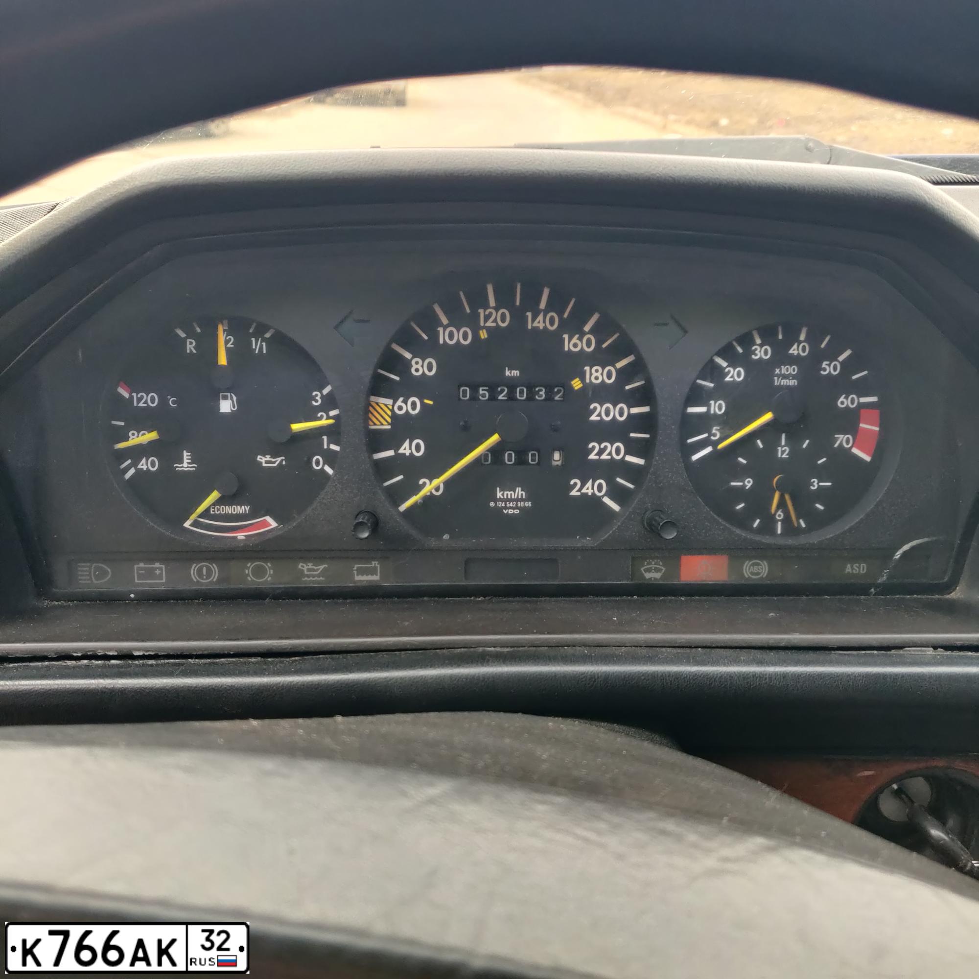 Фото автомобиля MERCEDES E-KLASSE, 1988 — госномер К766АК32. Цвет: СИНИЙ
