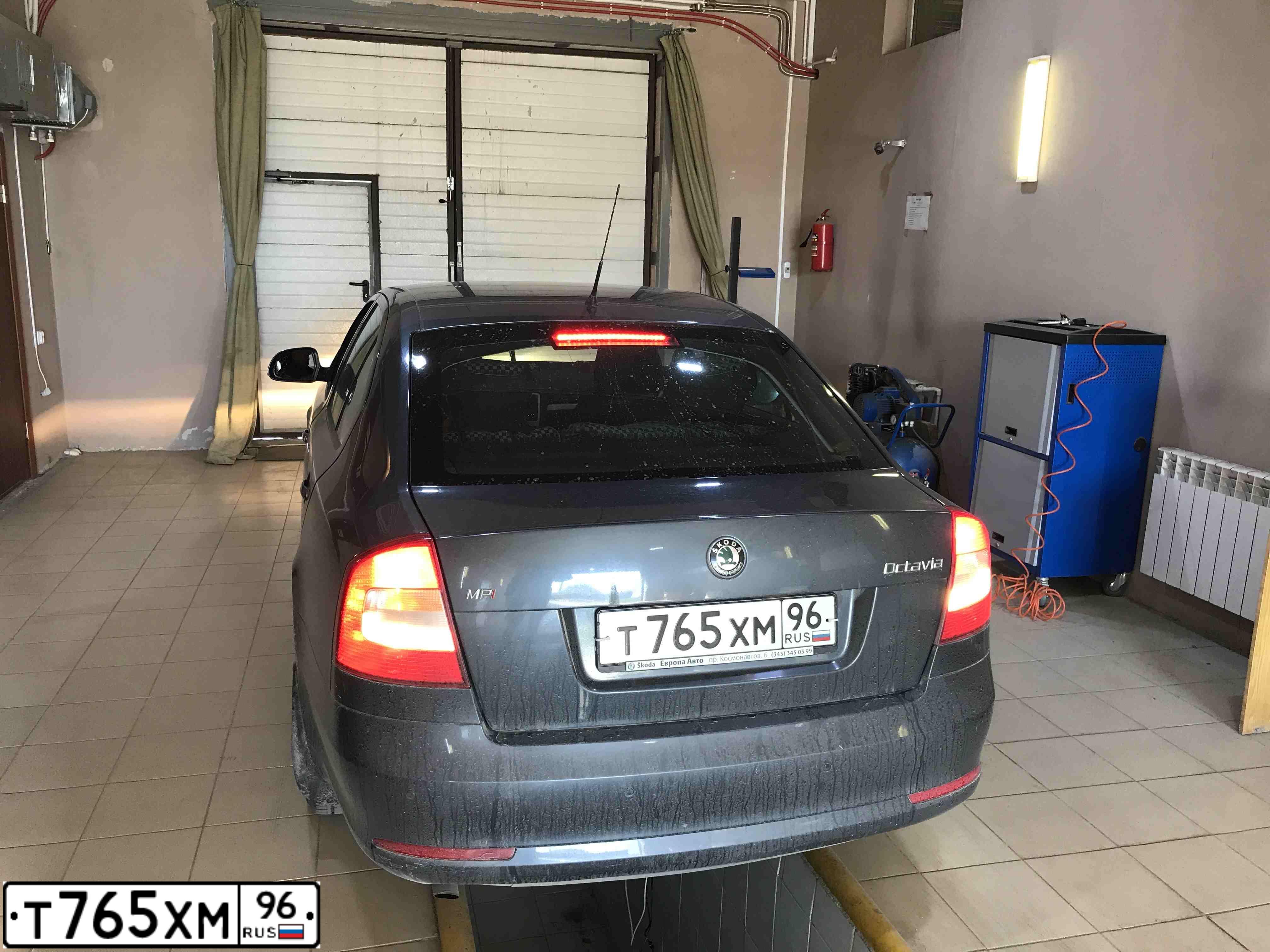 Фото автомобиля SKODA OCTAVIA, 2010 — госномер В502ЕО774. Цвет: ТЕМНО-СЕРЫЙ