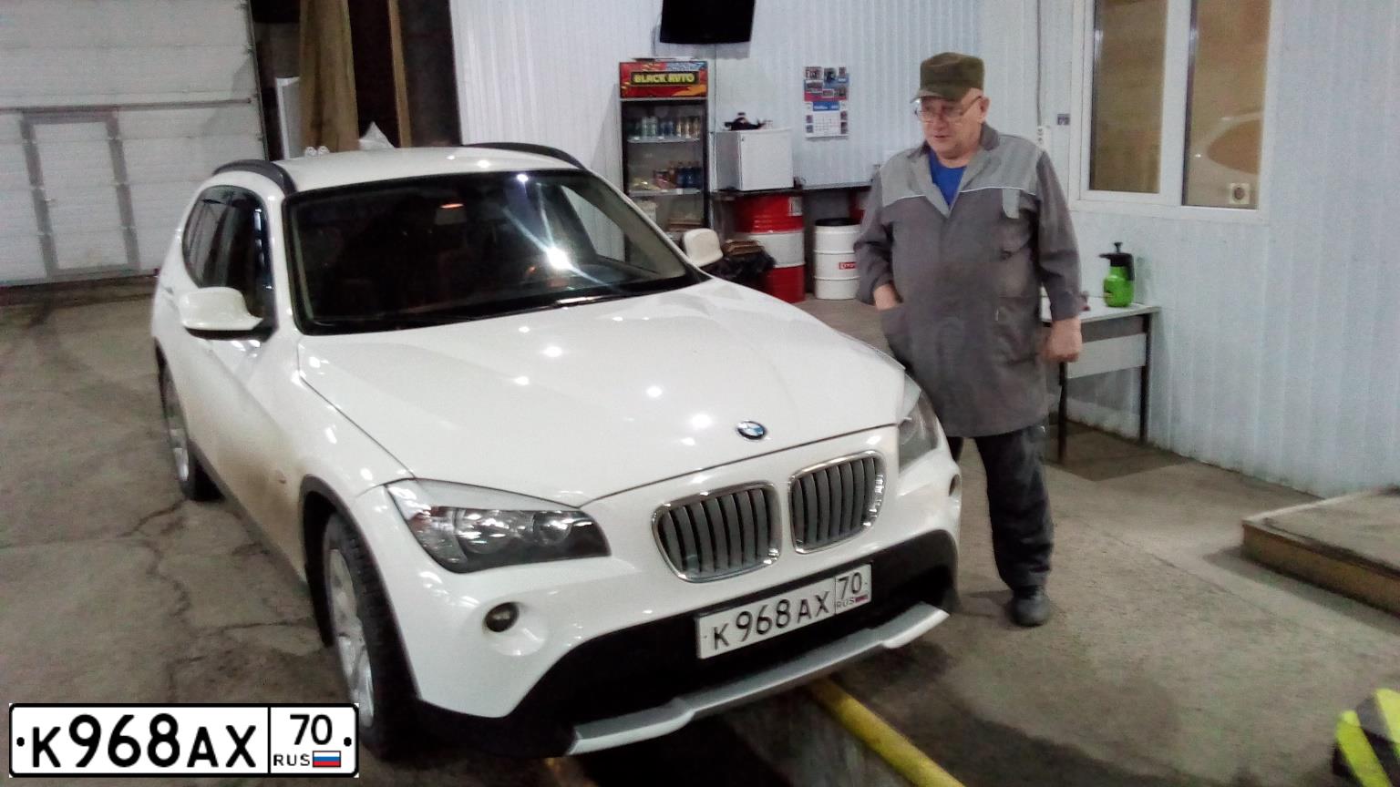 Фото автомобиля BMW X1, 2011 — госномер К968АХ70. Цвет: Белый