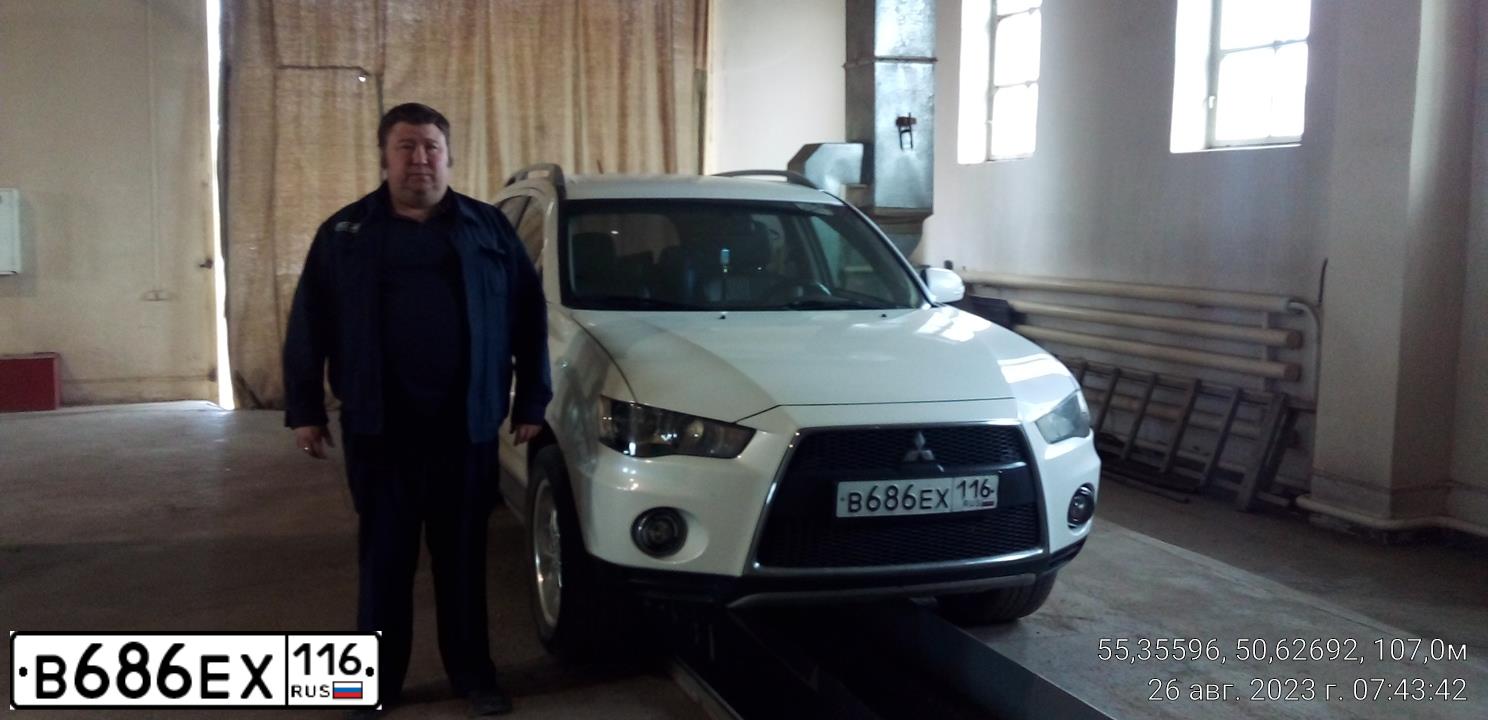 Фото автомобиля MITSUBISHI OUTLANDER, 2010 — госномер В686ЕХ116. Цвет: БЕЛЫЙ