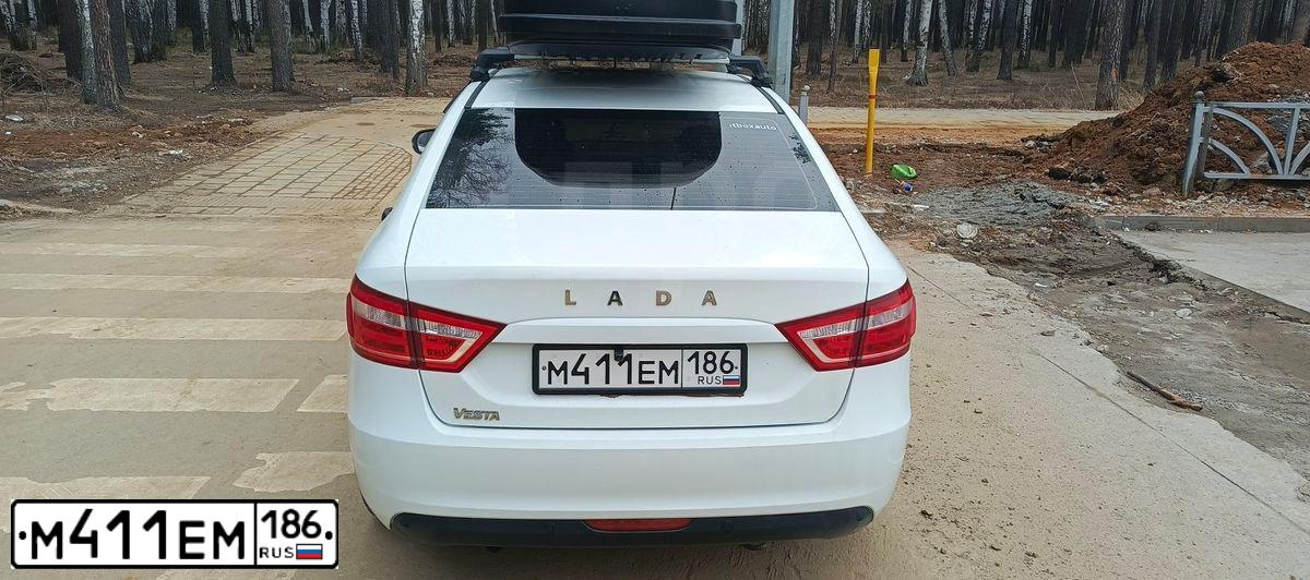 Фото автомобиля LADA VESTA, 2022 — госномер М411ЕМ186. Цвет: Белый