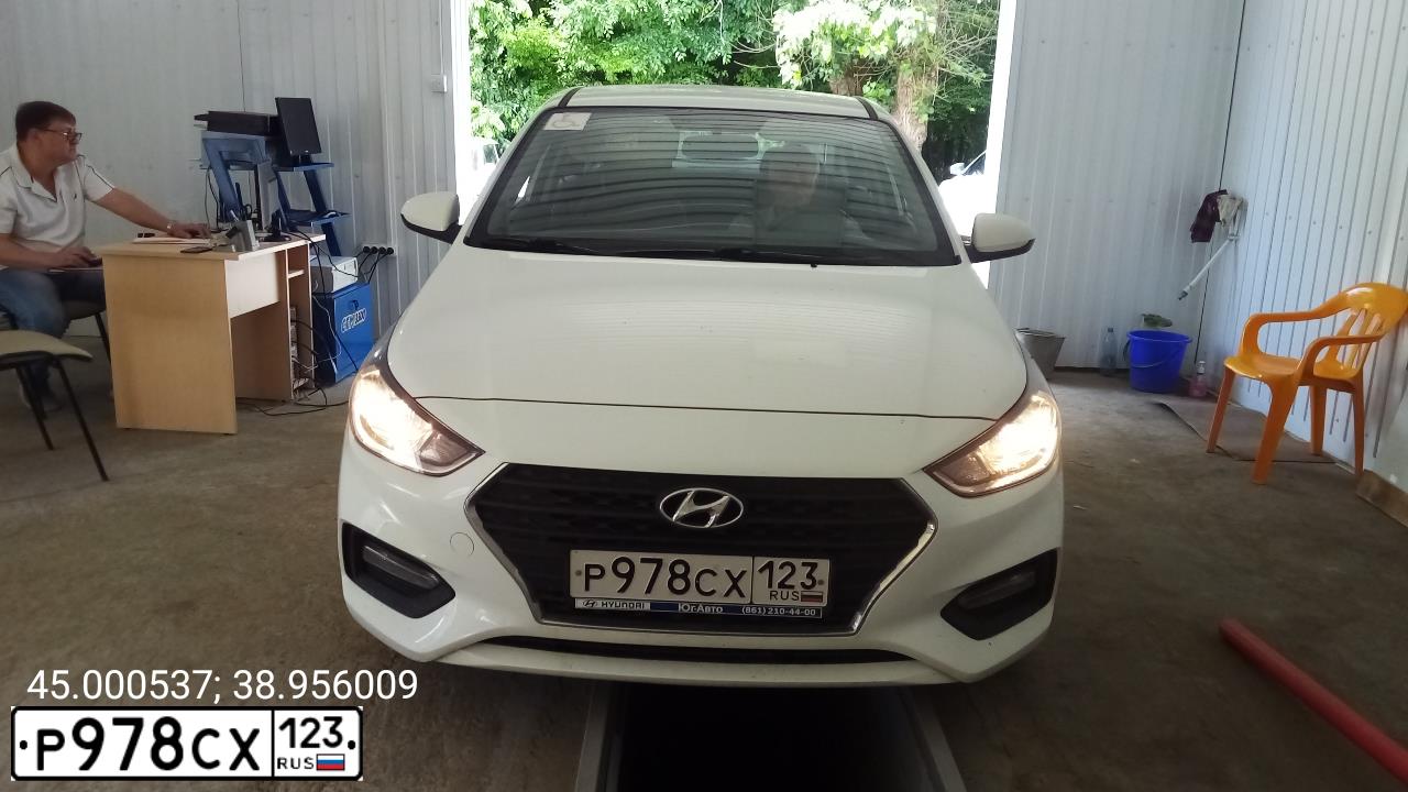 Фото автомобиля HYUNDAI SOLARIS, 2017 — госномер Р978СХ123. Цвет: БЕЛЫЙ