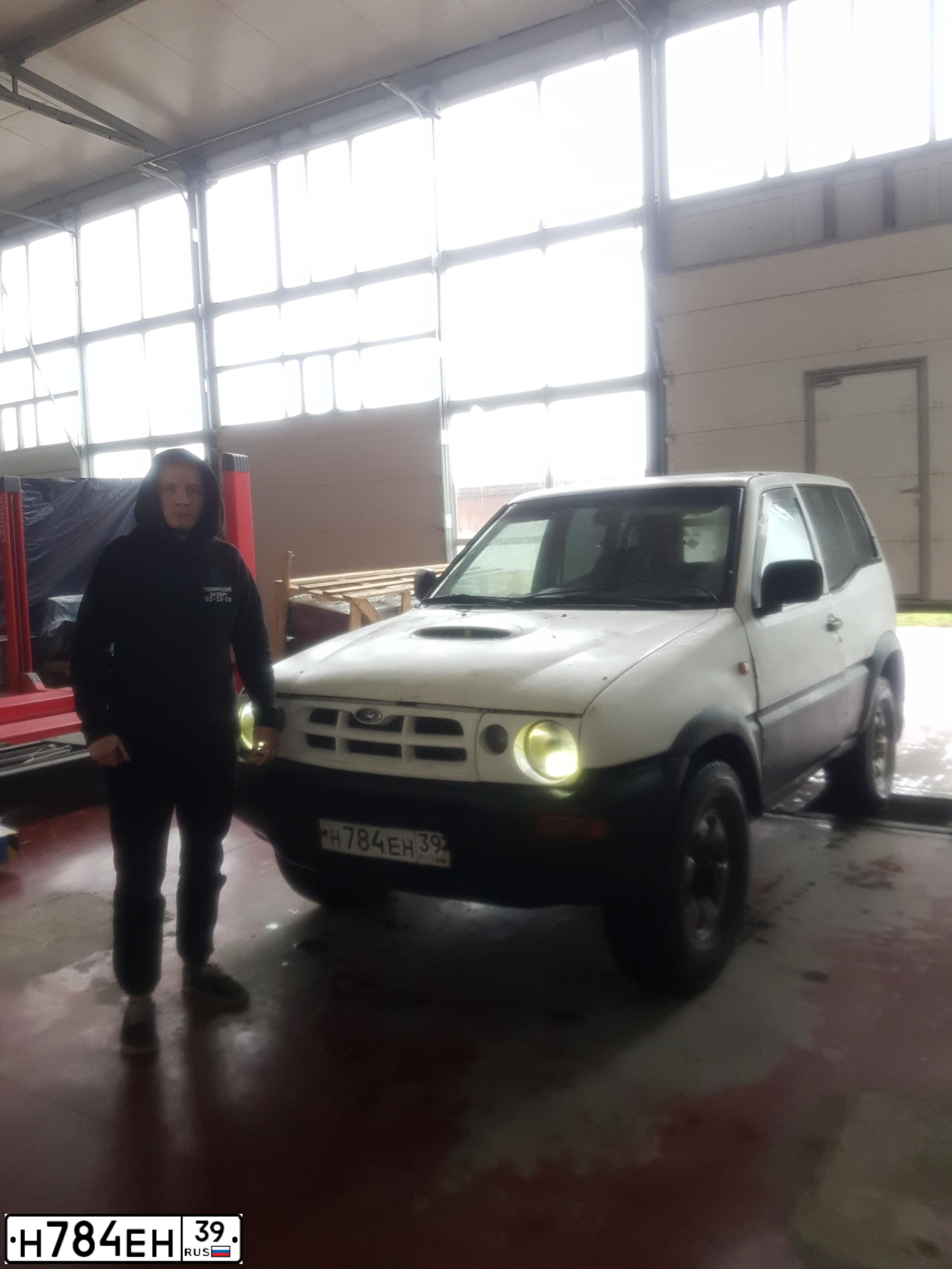 Фото автомобиля FORD MAVERICK, 1997 — госномер Н784ЕН39. Цвет: Белый