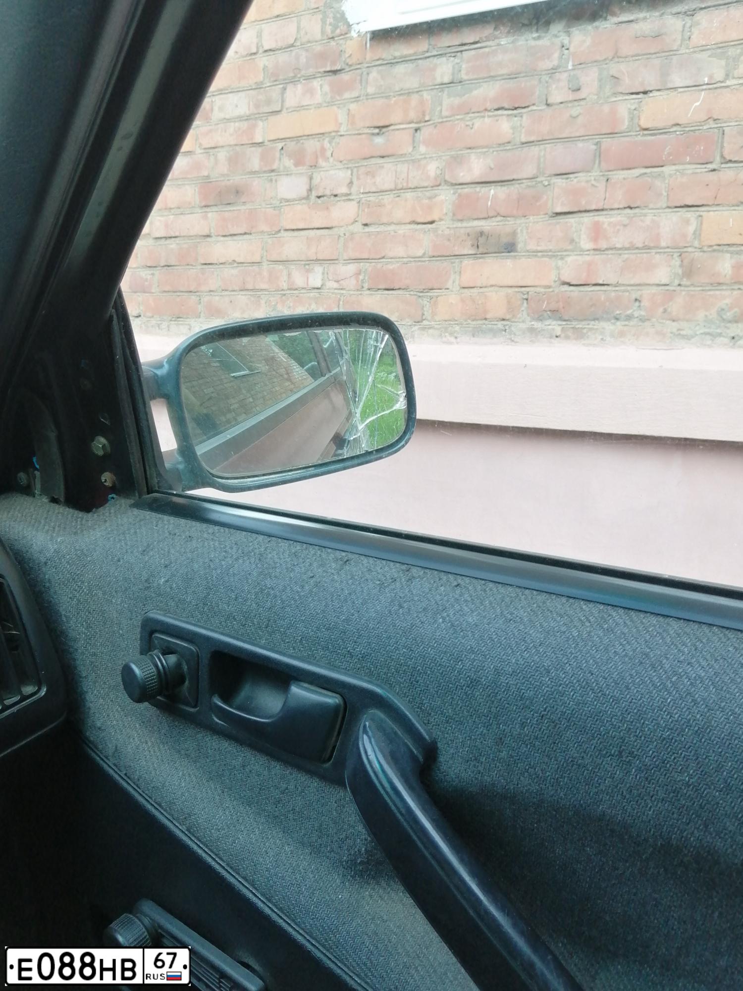 Фото автомобиля VOLKSWAGEN PASSAT, 1990 — госномер Е088НВ67. Цвет: Красный
