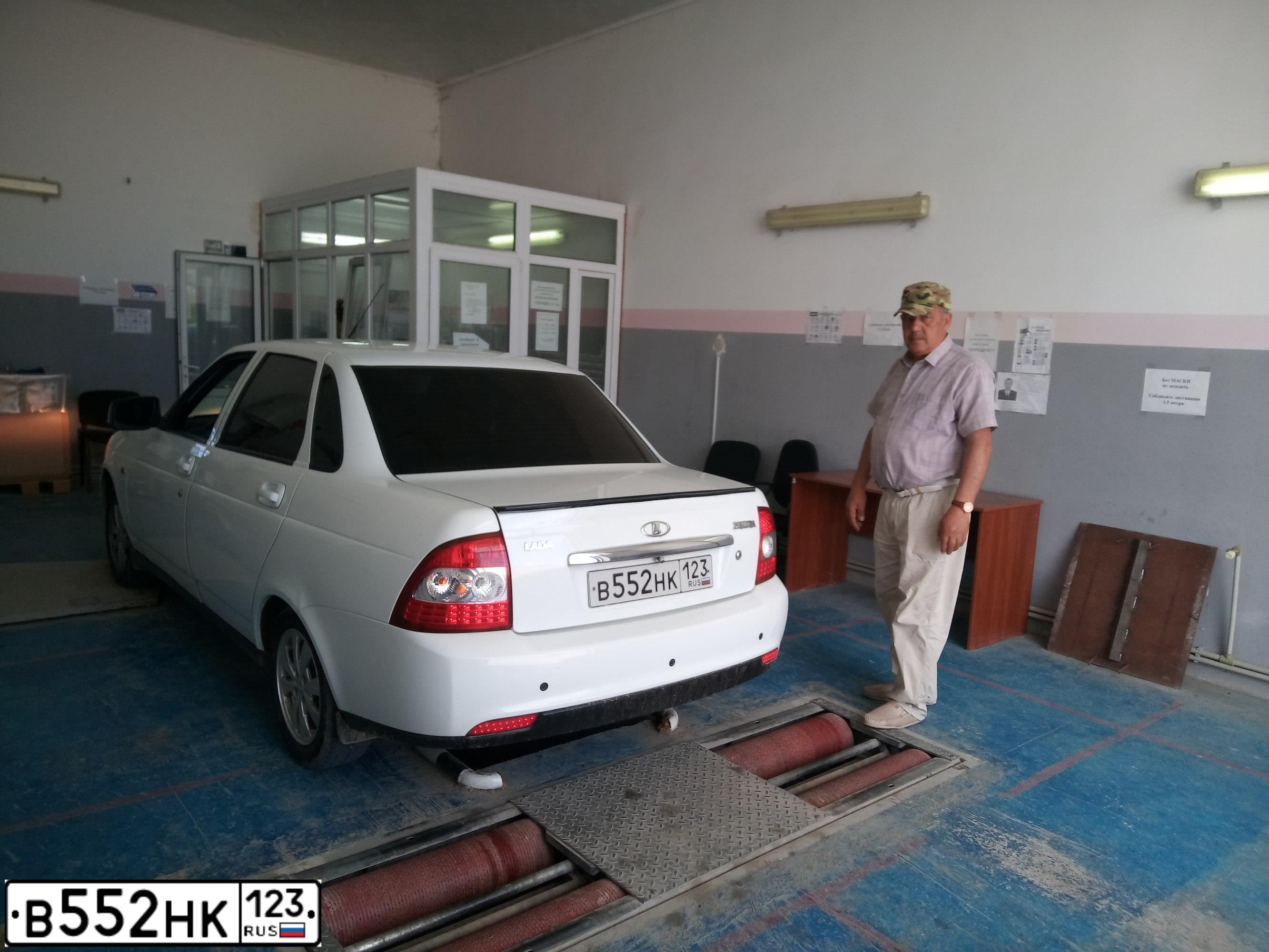 Фото автомобиля LADA 2170 PRIORA, 2013 — госномер В552НК123. Цвет: Белый