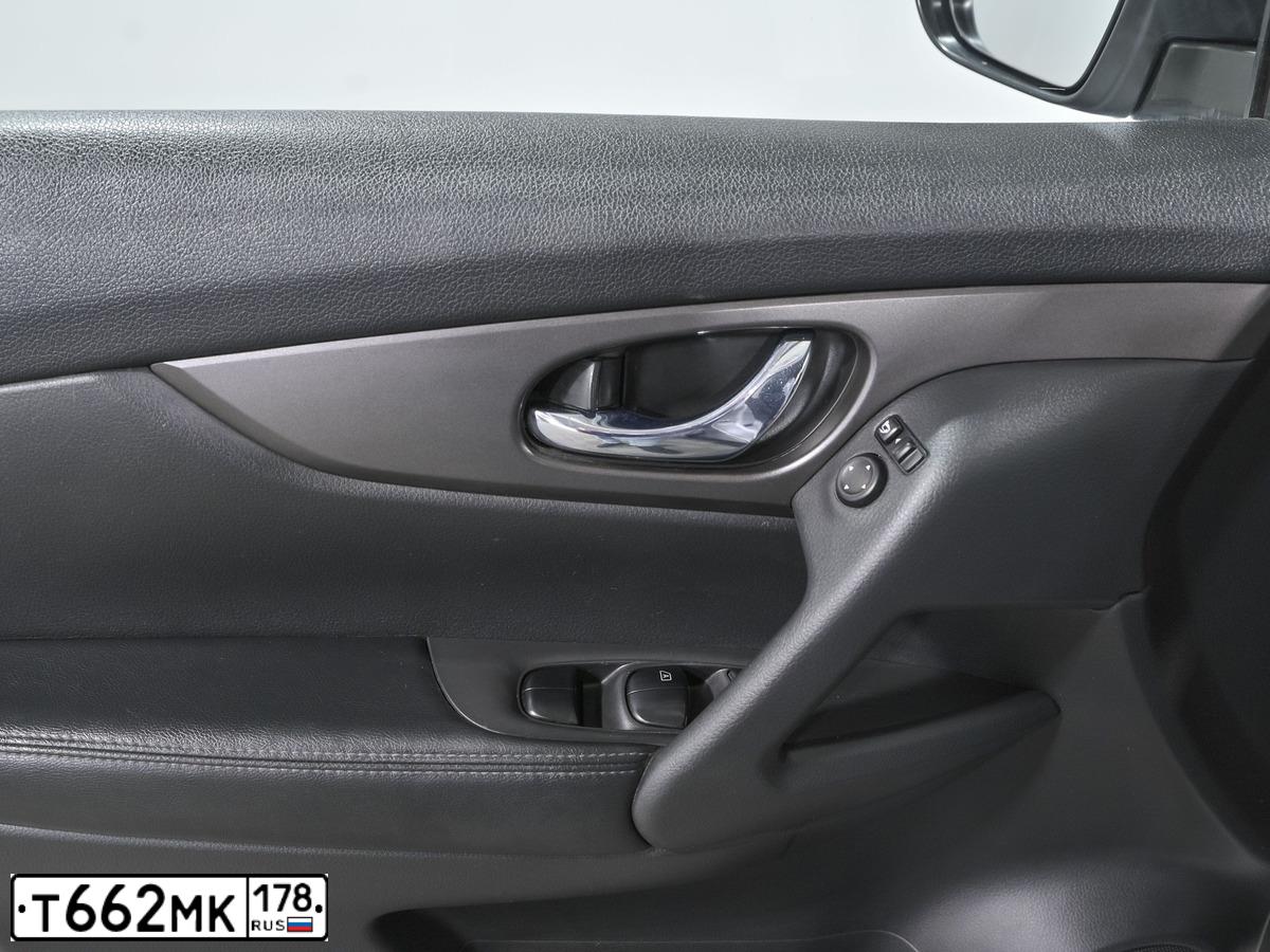 Фото автомобиля NISSAN X-TRAIL, 2015 — госномер Р235ХС11. Цвет: Серебристый