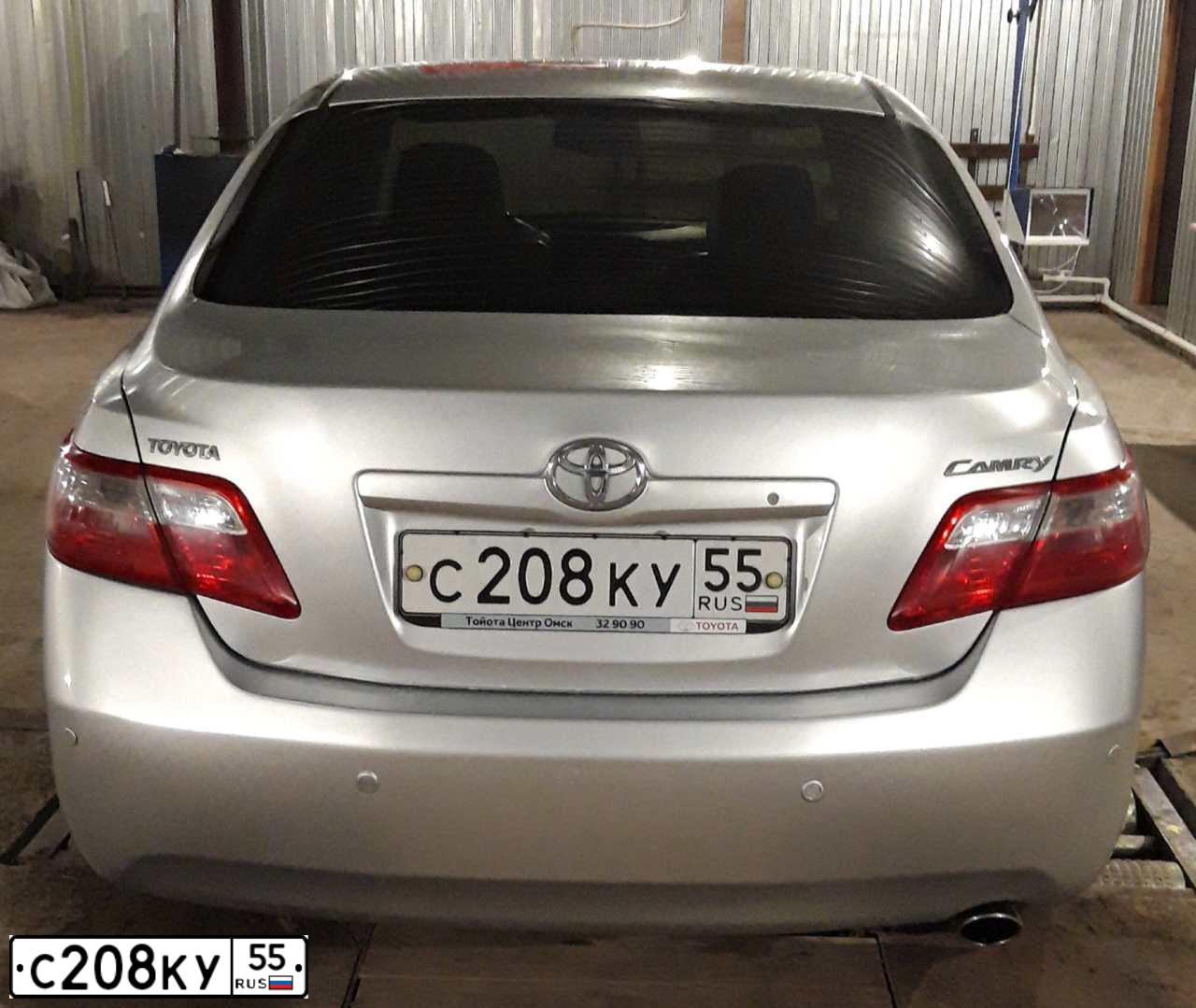 Фото автомобиля TOYOTA CAMRY, 2006 — госномер С208КУ55. Цвет: СЕРЕБРИСТЫЙ