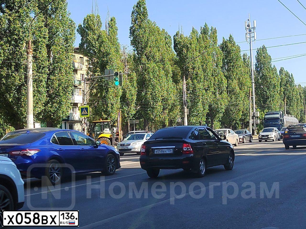 Фото автомобиля LADA 2172 PRIORA, 2009 — госномер Х058ВХ136. Цвет: Темно-зеленый