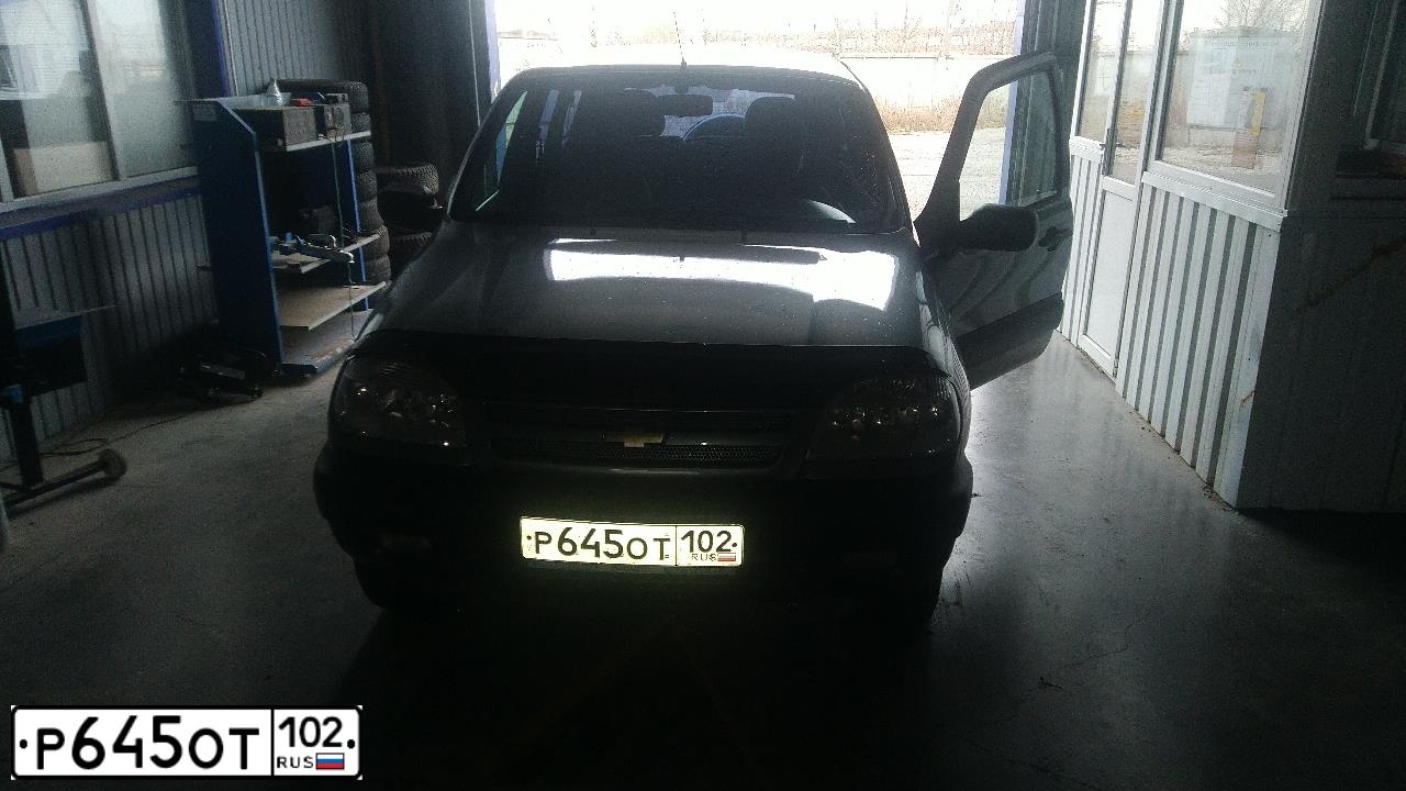 Фото автомобиля CHEVROLET NIVA, 2004 — госномер М889ЕН102. Цвет: Темно-серый металлик