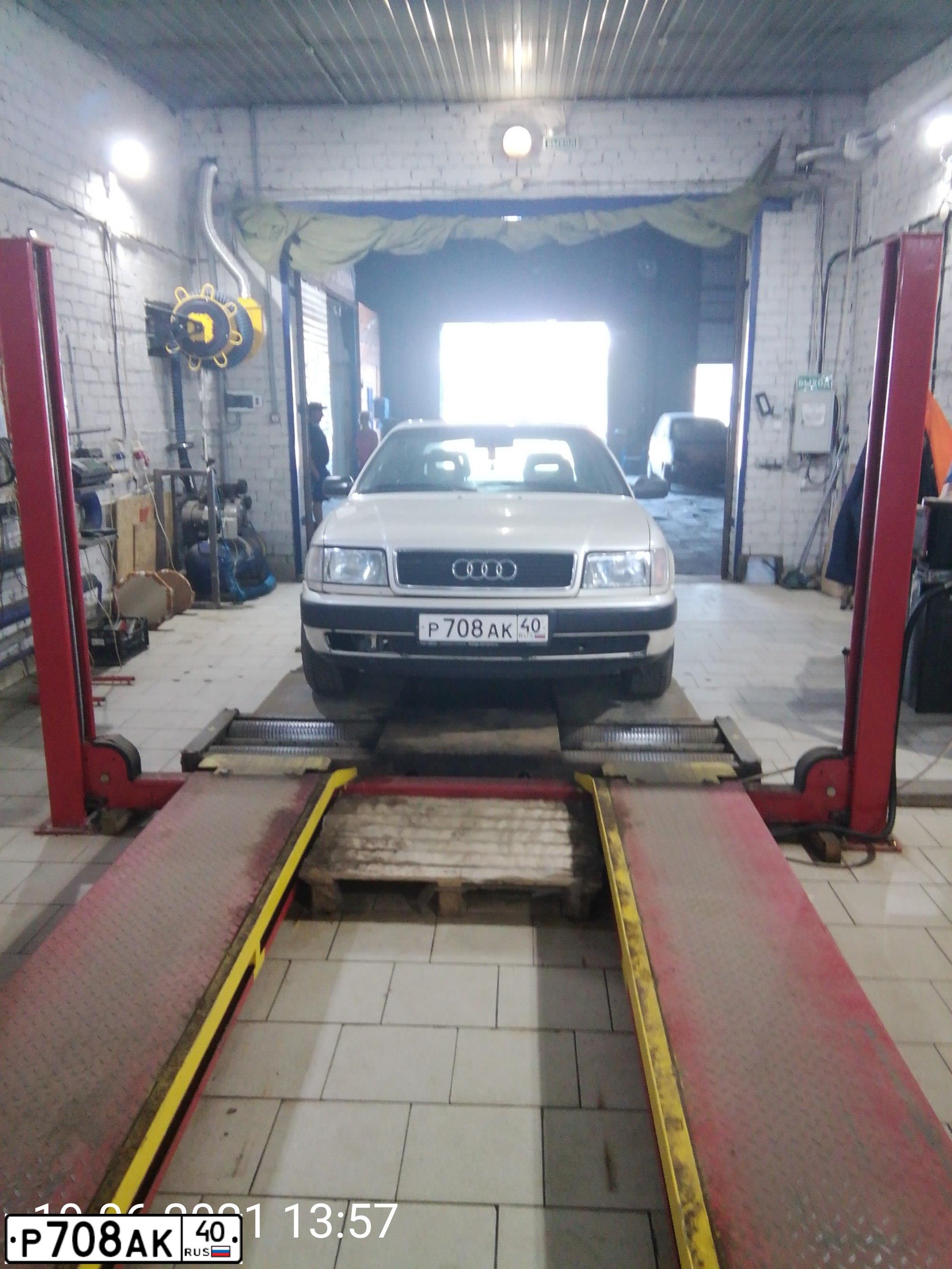 Фото автомобиля AUDI 100, 1991 — госномер Р708АК40. Цвет: СВЕТЛО - БЕЖЕВЫЙ