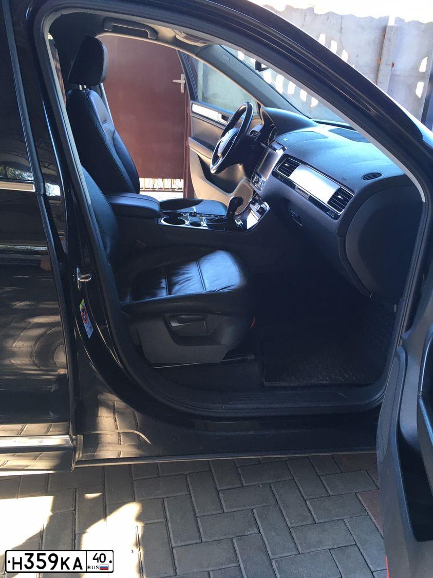 Фото автомобиля VOLKSWAGEN TOUAREG, 2010 — госномер М593ЕА136. Цвет: ЧЕРНЫЙ