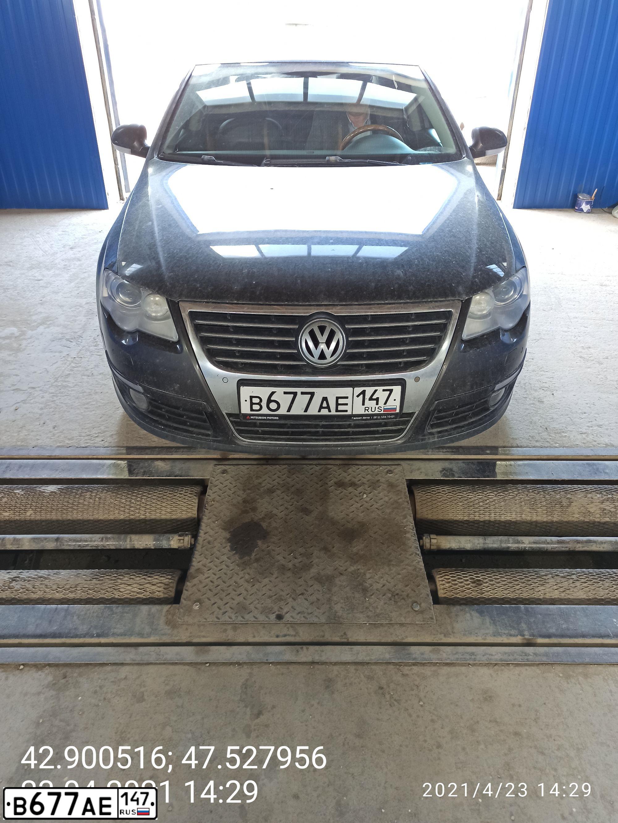 Фото автомобиля VOLKSWAGEN PASSAT, 2006 — госномер В677АЕ147. Цвет: Коричневый