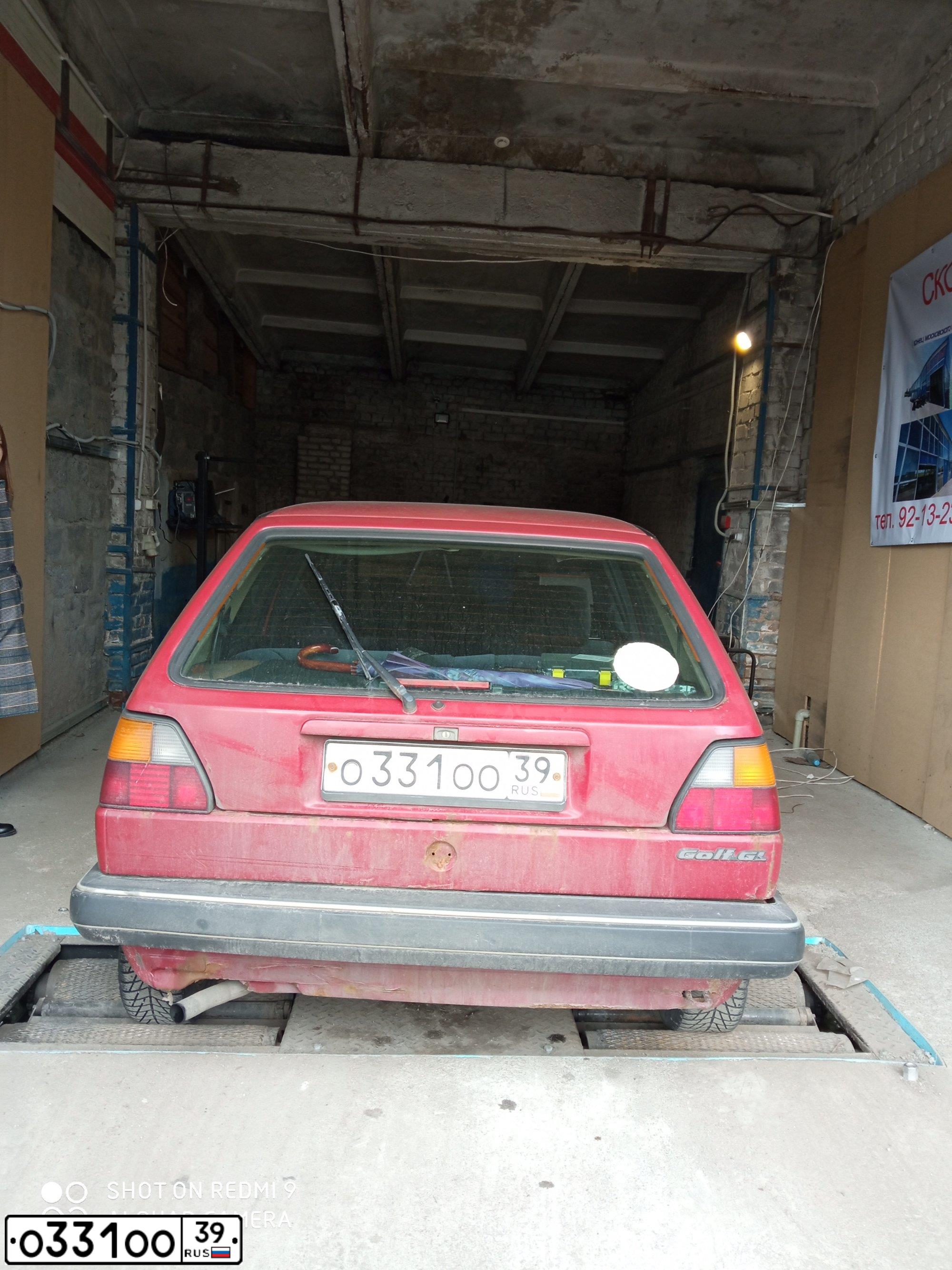 Фото автомобиля VOLKSWAGEN GOLF, 1988 — госномер О331ОО39. Цвет: СПЕЛАЯ ВИШНЯ