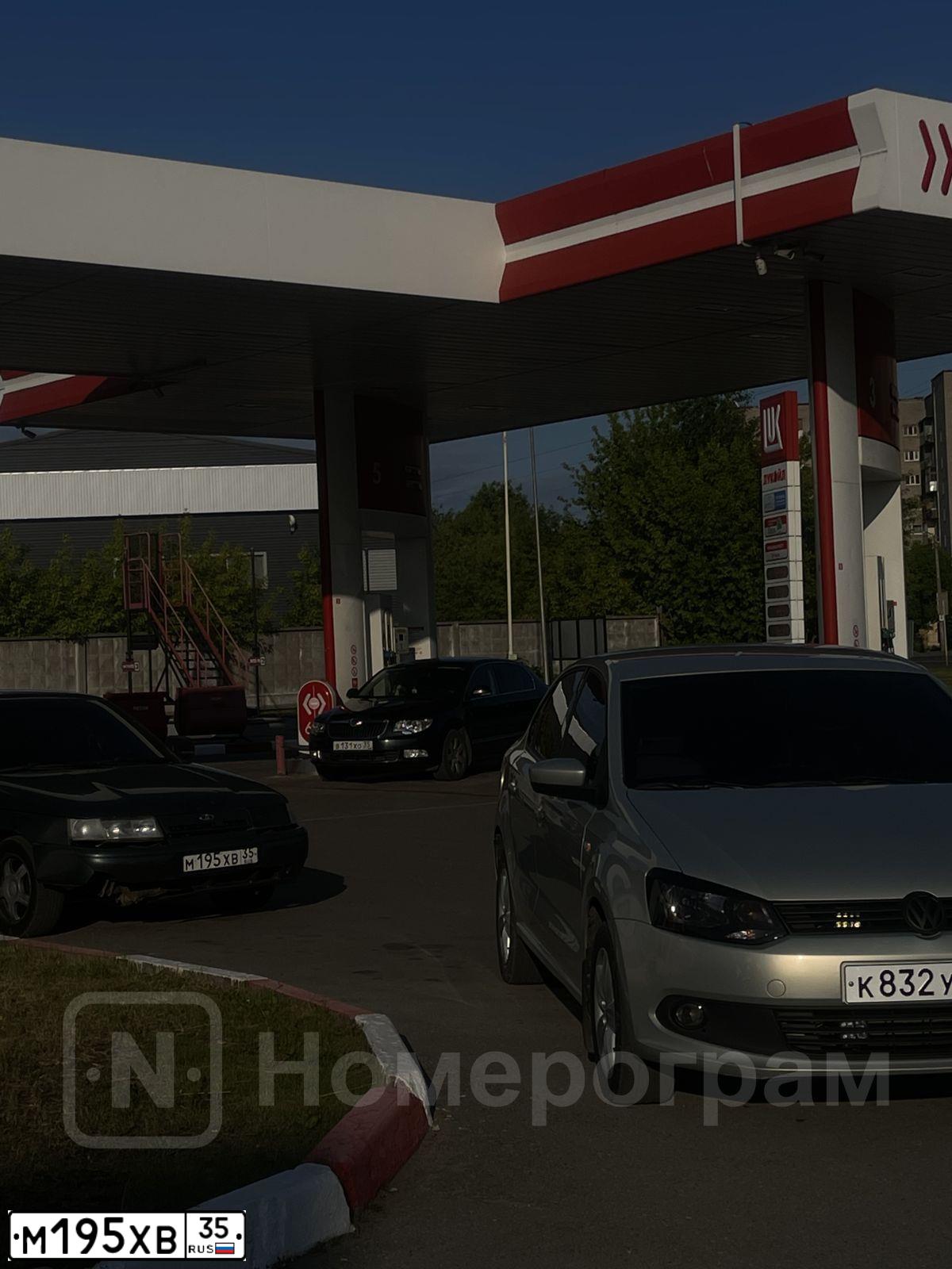 Фото автомобиля VAZ 2110 LADA, 2006 — госномер М195ХВ35. Цвет: СЕРО-СИНЕ-ЗЕЛЕНЫЙ