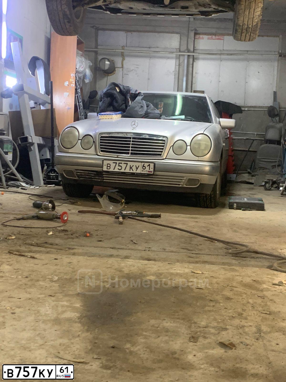 Фото автомобиля MERCEDES E-KLASSE, 1998 — госномер В757КУ61. Цвет: С.СЕРЫЙ