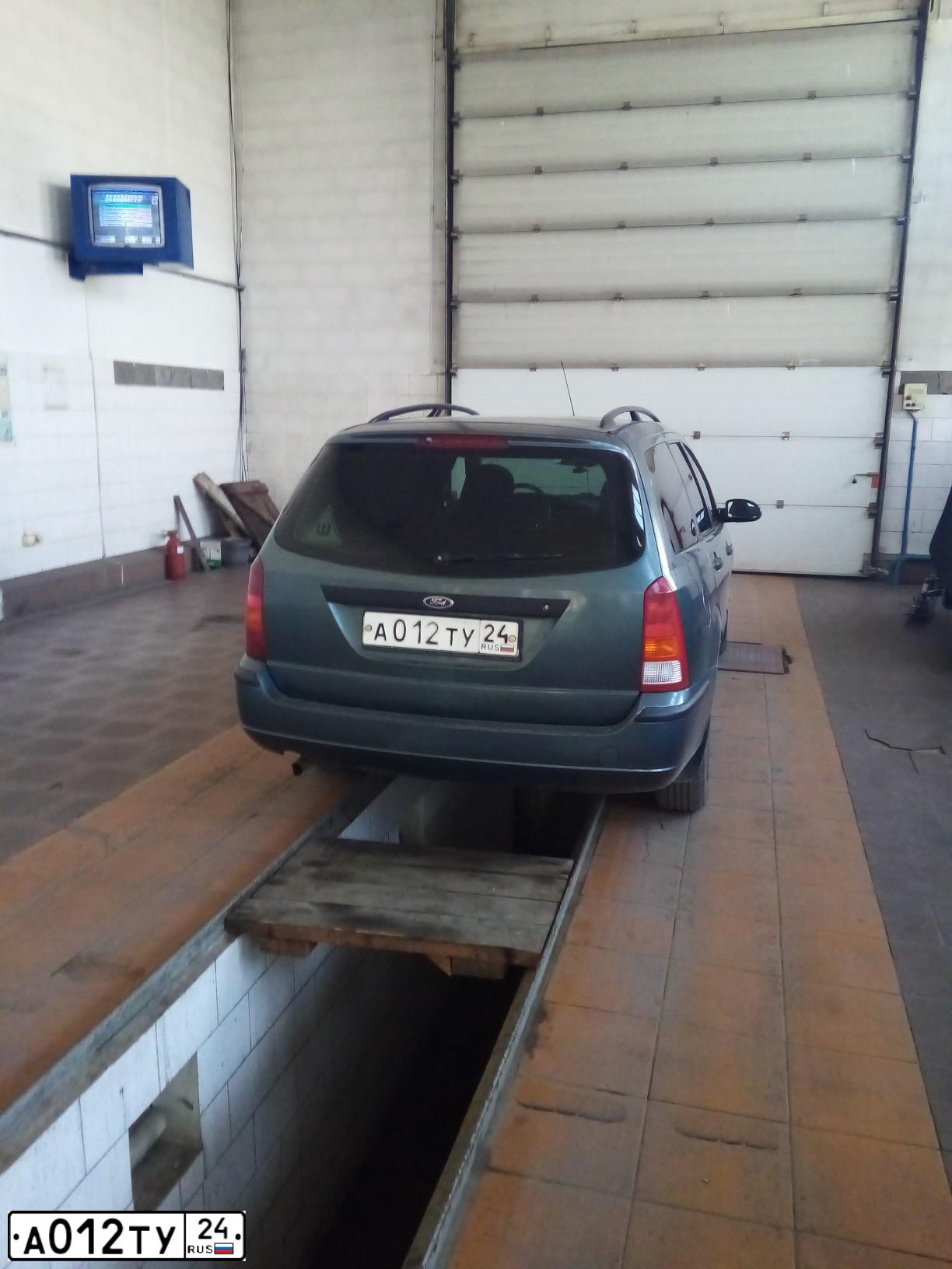 Фото автомобиля FORD FOCUS, 2002 — госномер А012ТУ24. Цвет: ЗЕЛЕНЫЙ