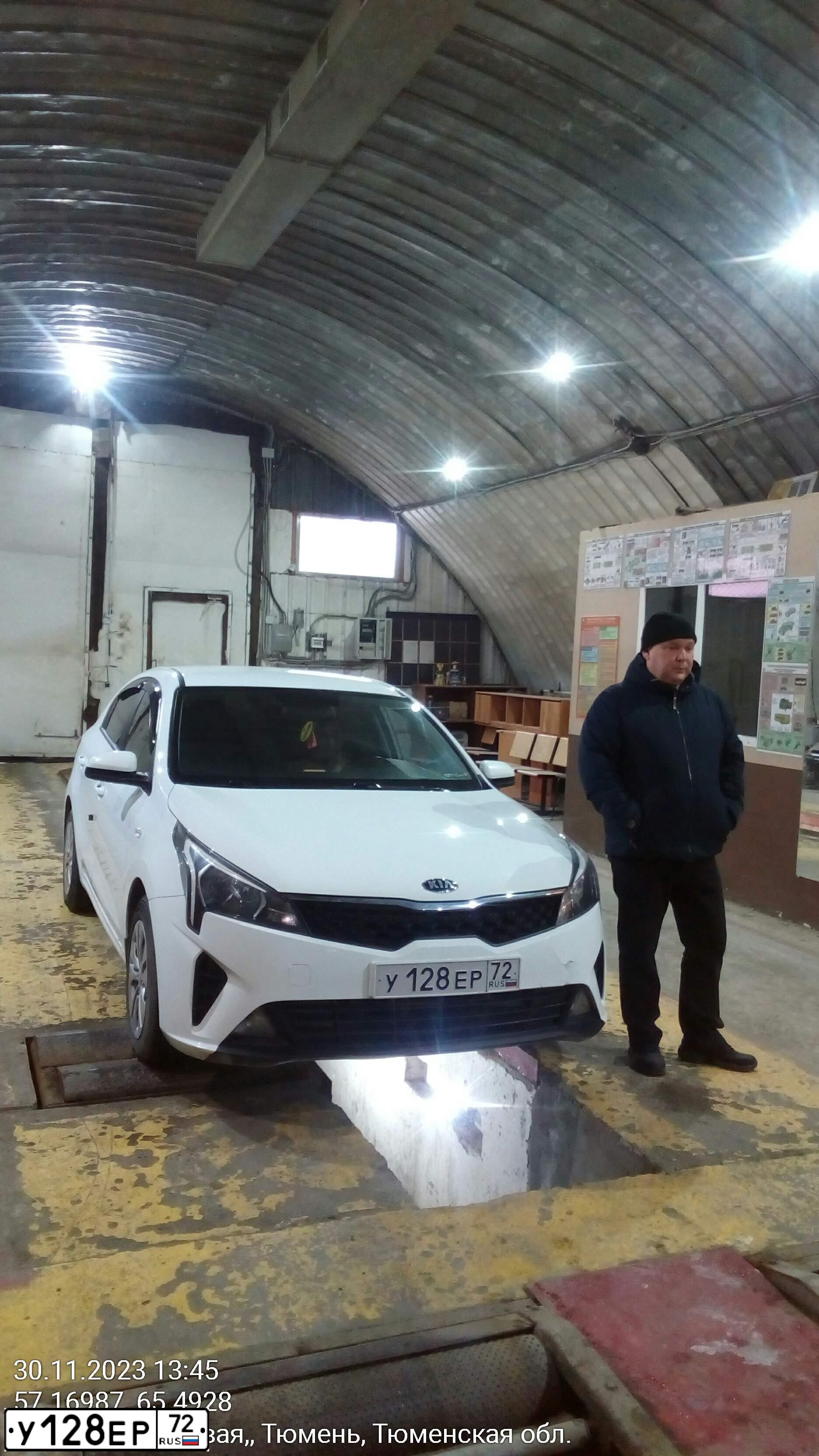 Фото автомобиля KIA RIO, 2020 — госномер У128ЕР72. Цвет: Белый