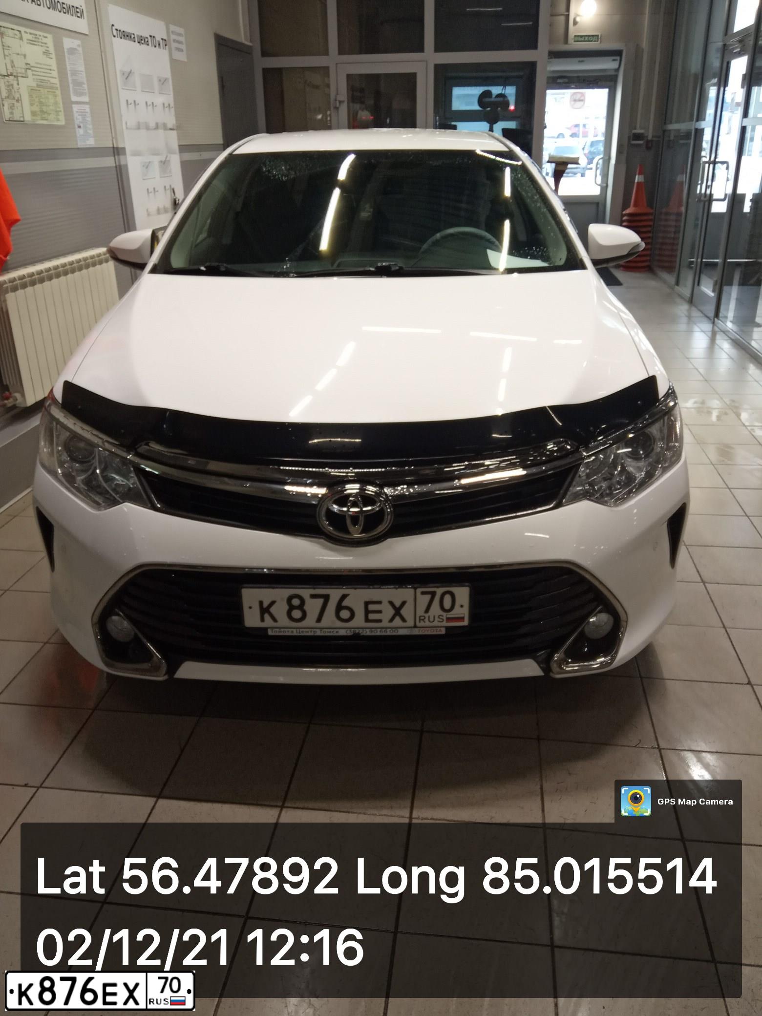 Фото автомобиля TOYOTA CAMRY, 2016 — госномер К876ЕХ70. Цвет: Белый