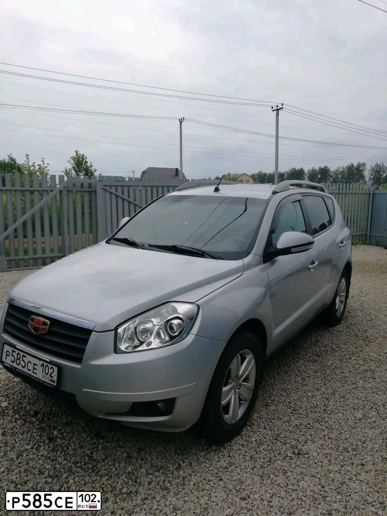 Фото автомобиля GEELY EMGRAND X7, 2014 — госномер К041УС702. Цвет: Серебристый