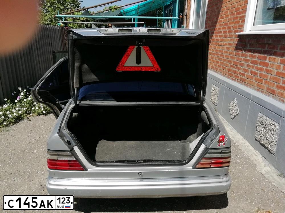 Фото автомобиля MERCEDES E-KLASSE, 1993 — госномер А359ТР92. Цвет: СЕРЕБРИСТЫЙ