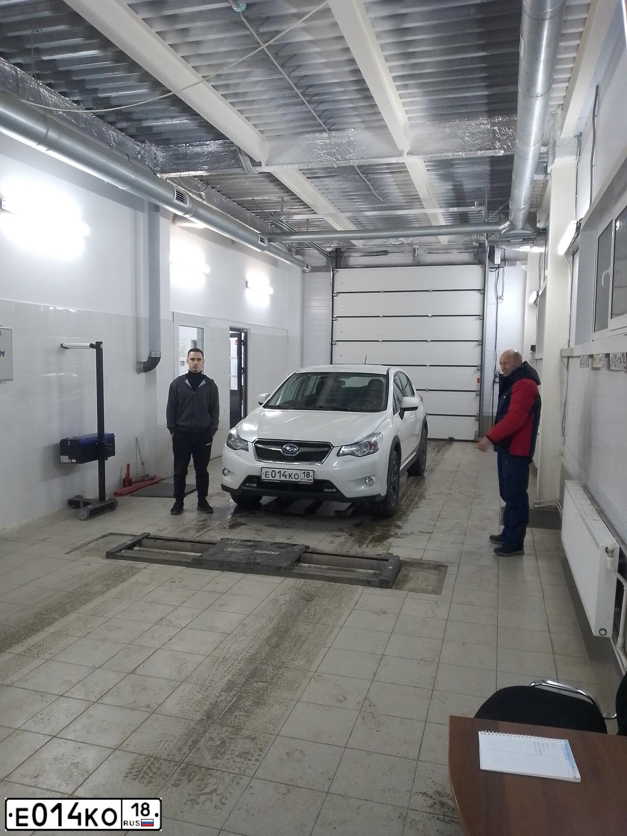 Фото автомобиля SUBARU IMPREZA, 2012 — госномер Е014КО18. Цвет: Белый