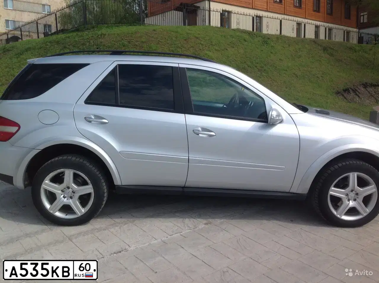 Фото автомобиля MERCEDES M-KLASSE, 2007 — госномер А535КВ60. Цвет: СЕРЕБРИСТЫЙ