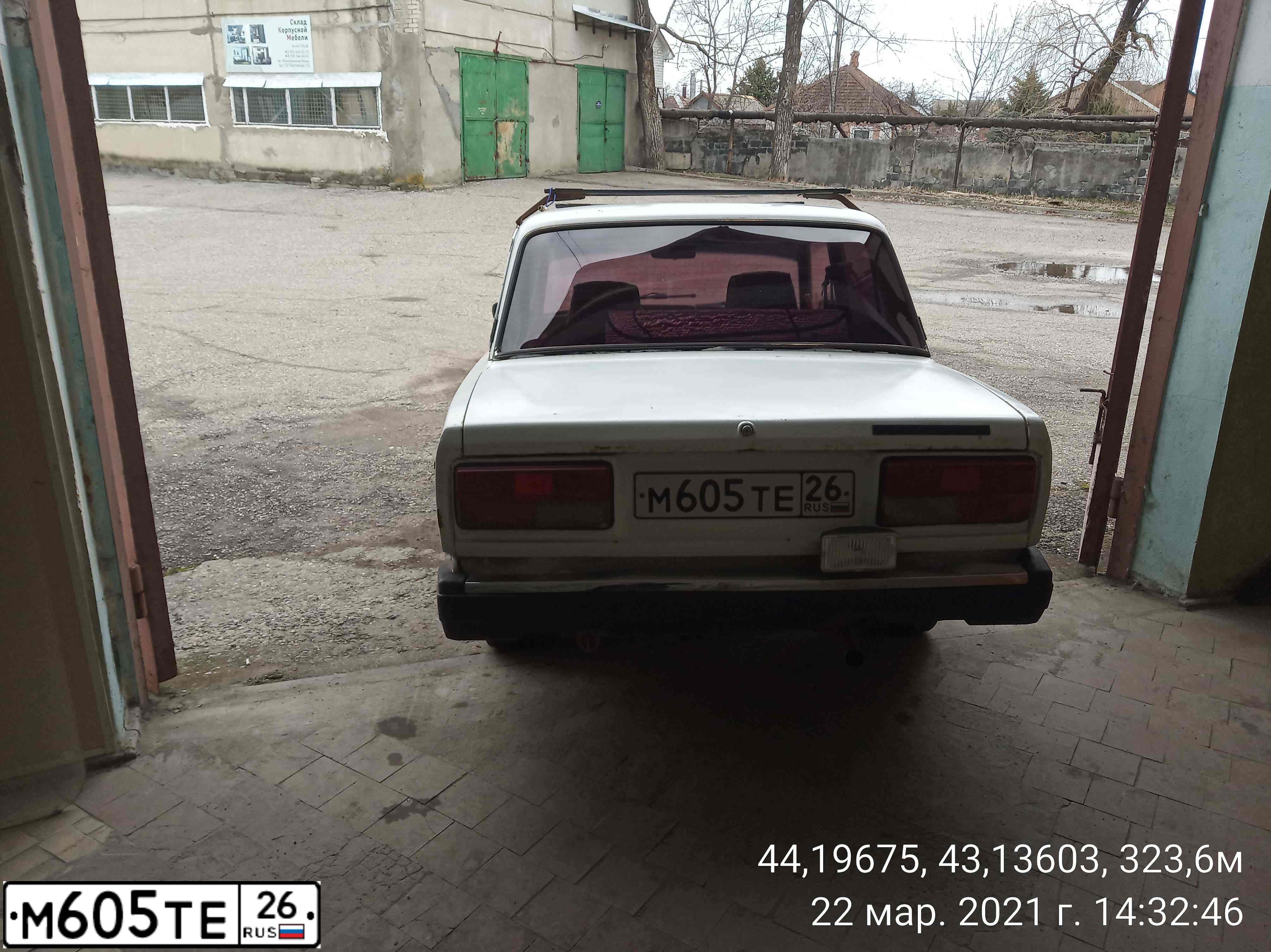Фото автомобиля LADA 2107, 2003 — госномер М605ТЕ26. Цвет: БЕЛЫЙ