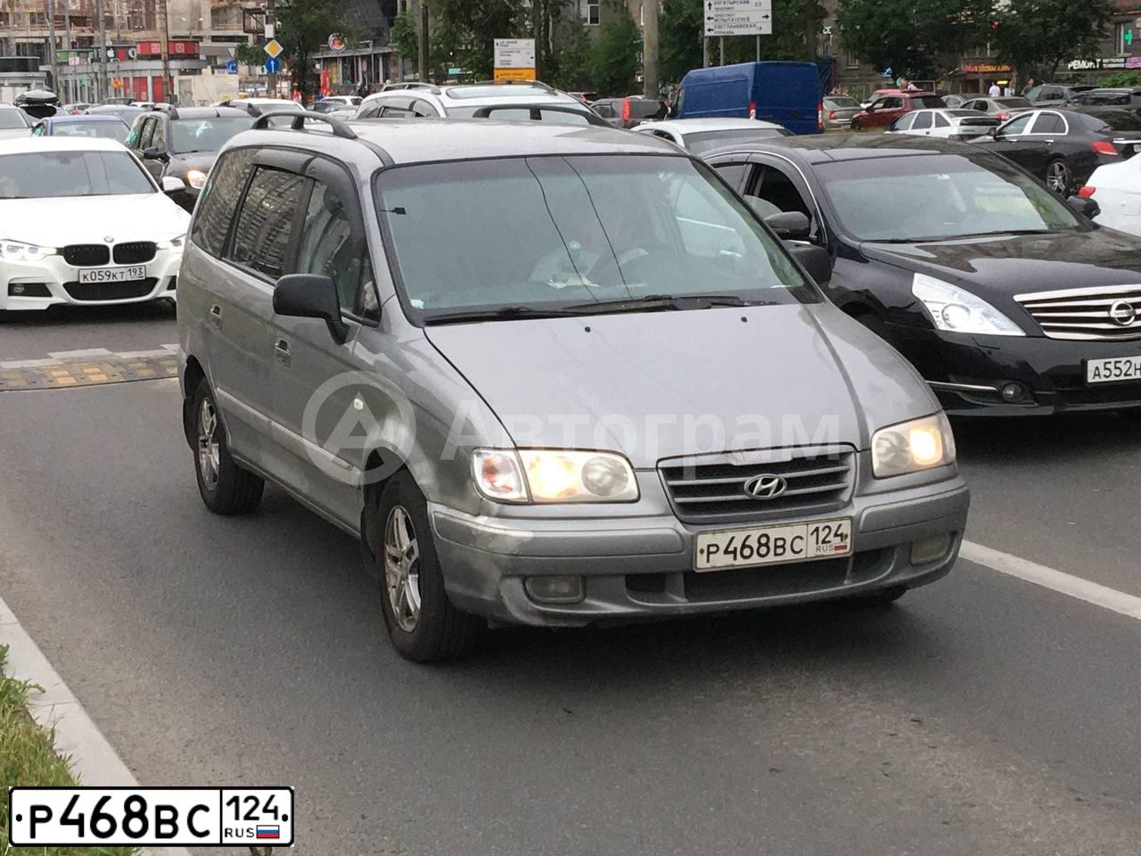 Фото автомобиля HYUNDAI TRAJET, 2006 — госномер Р468ВС124. Цвет: СЕРЫЙ