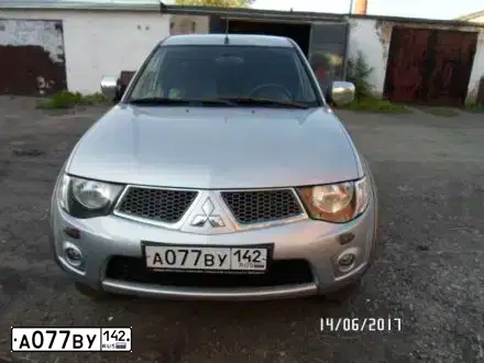 Фото автомобиля MITSUBISHI L 200, 2013 — госномер А077ВУ142. Цвет: серебристый