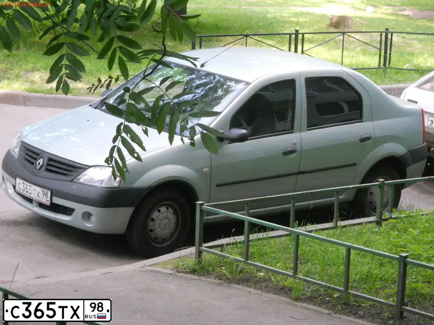 Фото автомобиля RENAULT T LOGAN, 2007 — госномер С365ТХ98. Цвет: СВЕТЛО-ЗЕЛЕНЫЙ