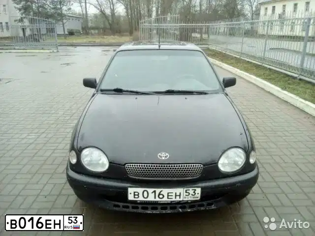Фото автомобиля TOYOTA COROLLA, 1998 — госномер В016ЕН53. Цвет: ЧЕРНЫЙ