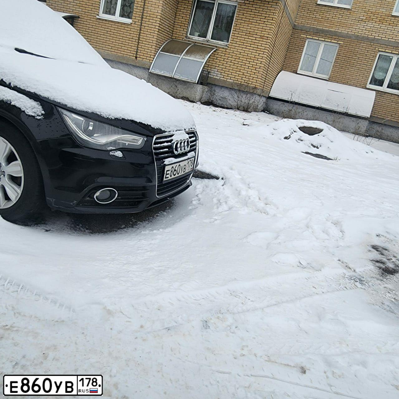 Фото автомобиля AUDI A1, 2011 — госномер Е860УВ178. Цвет: ЧЕРНЫЙ