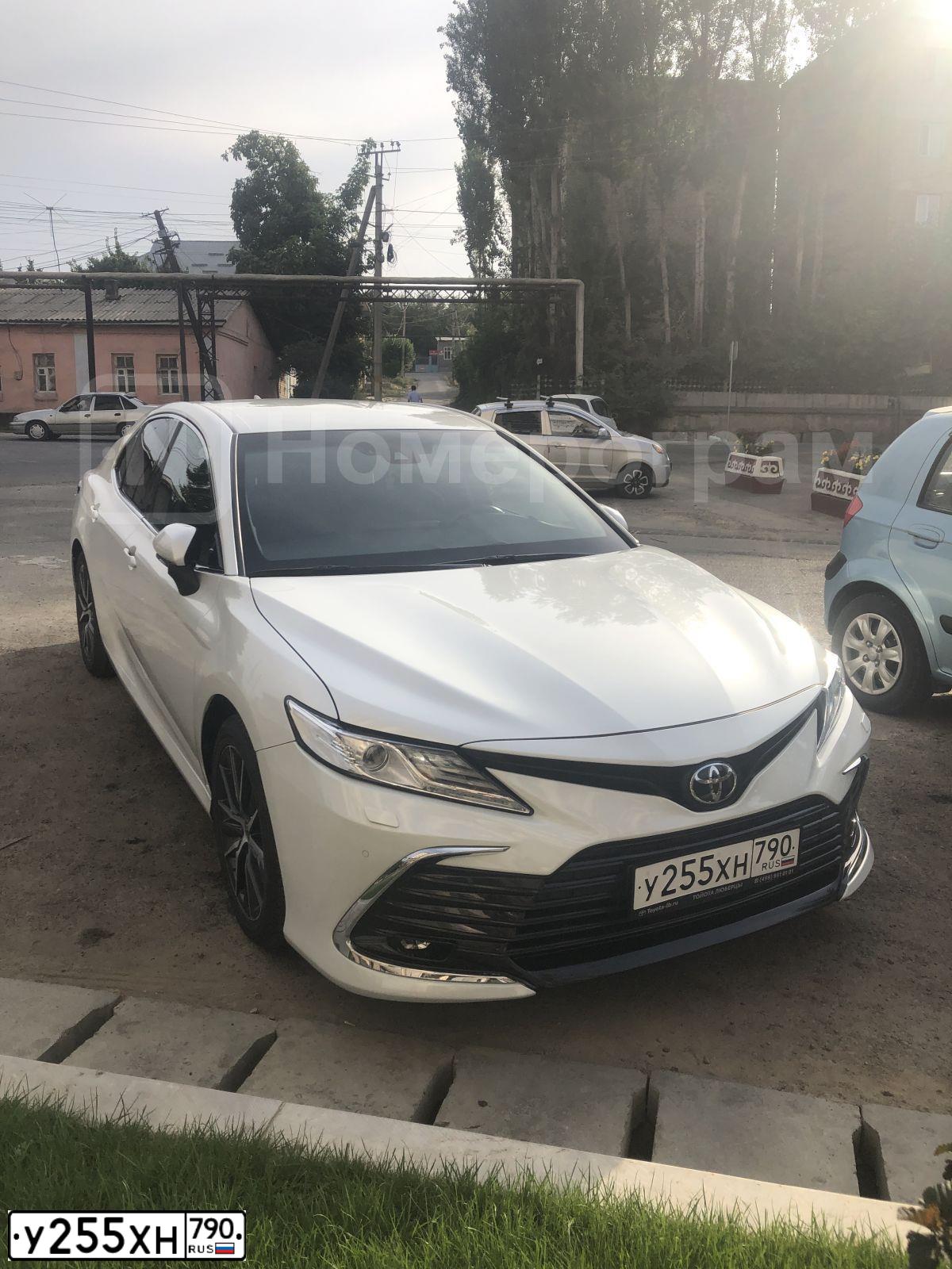 Фото автомобиля TOYOTA CAMRY, 2021 — госномер В715ЕЕ977. Цвет: Белый