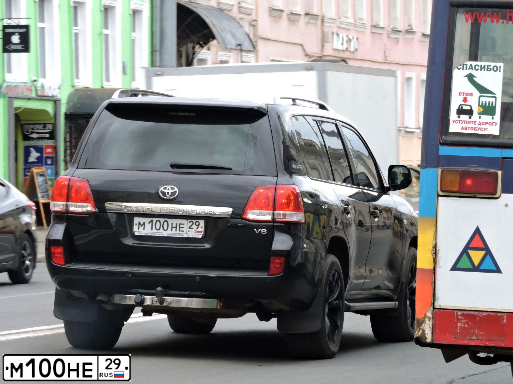 Фото автомобиля TOYOTA LANDCRUISER 200, 2011 — госномер М333УВ33. Цвет: ЧЕРНЫЙ
