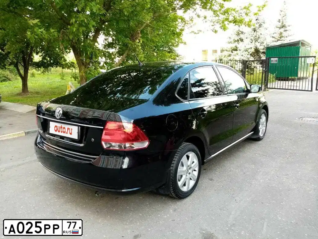 Фото автомобиля VOLKSWAGEN POLO, 2012 — госномер А025РР77. Цвет: ЧЕРНЫЙ
