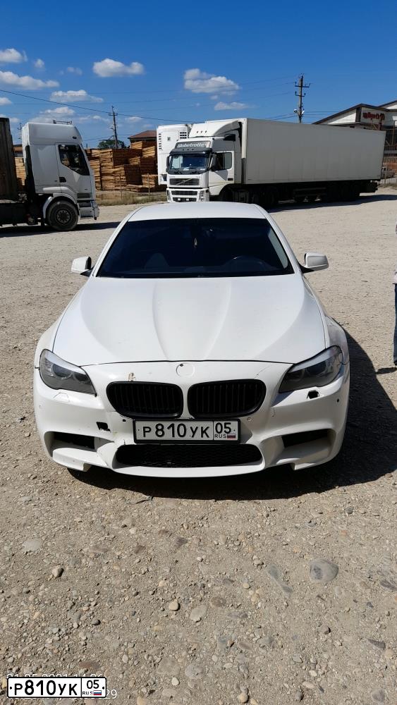 Фото автомобиля BMW W SERIE 5, 2010 — госномер Р810УК05. Цвет: Белый