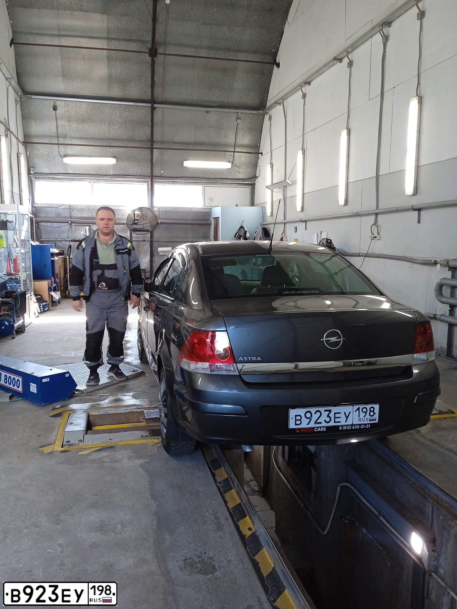 Фото автомобиля OPEL ASTRA, 2011 — госномер В923ЕУ198. Цвет: ТЕМНО-СЕРЫЙ