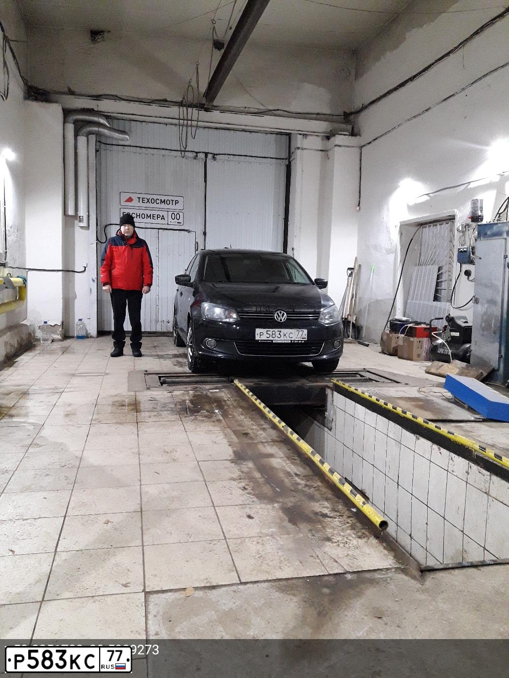 Фото автомобиля VOLKSWAGEN POLO, 2013 — госномер Р583КС77. Цвет: ЧЕРНЫЙ