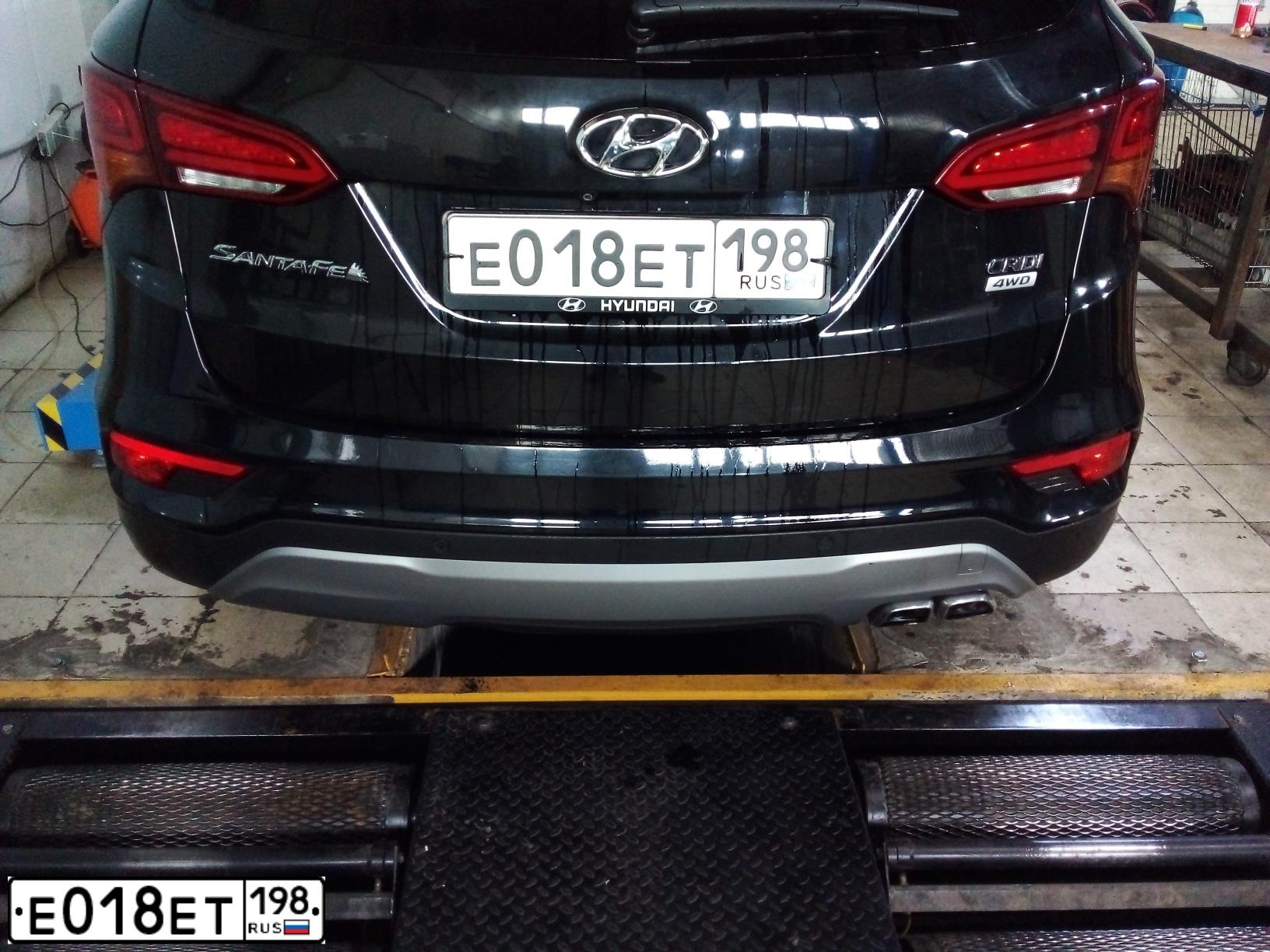 Фото автомобиля HYUNDAI I SANTA FE, 2016 — госномер Е018ЕТ198. Цвет: ЧЕРНЫЙ